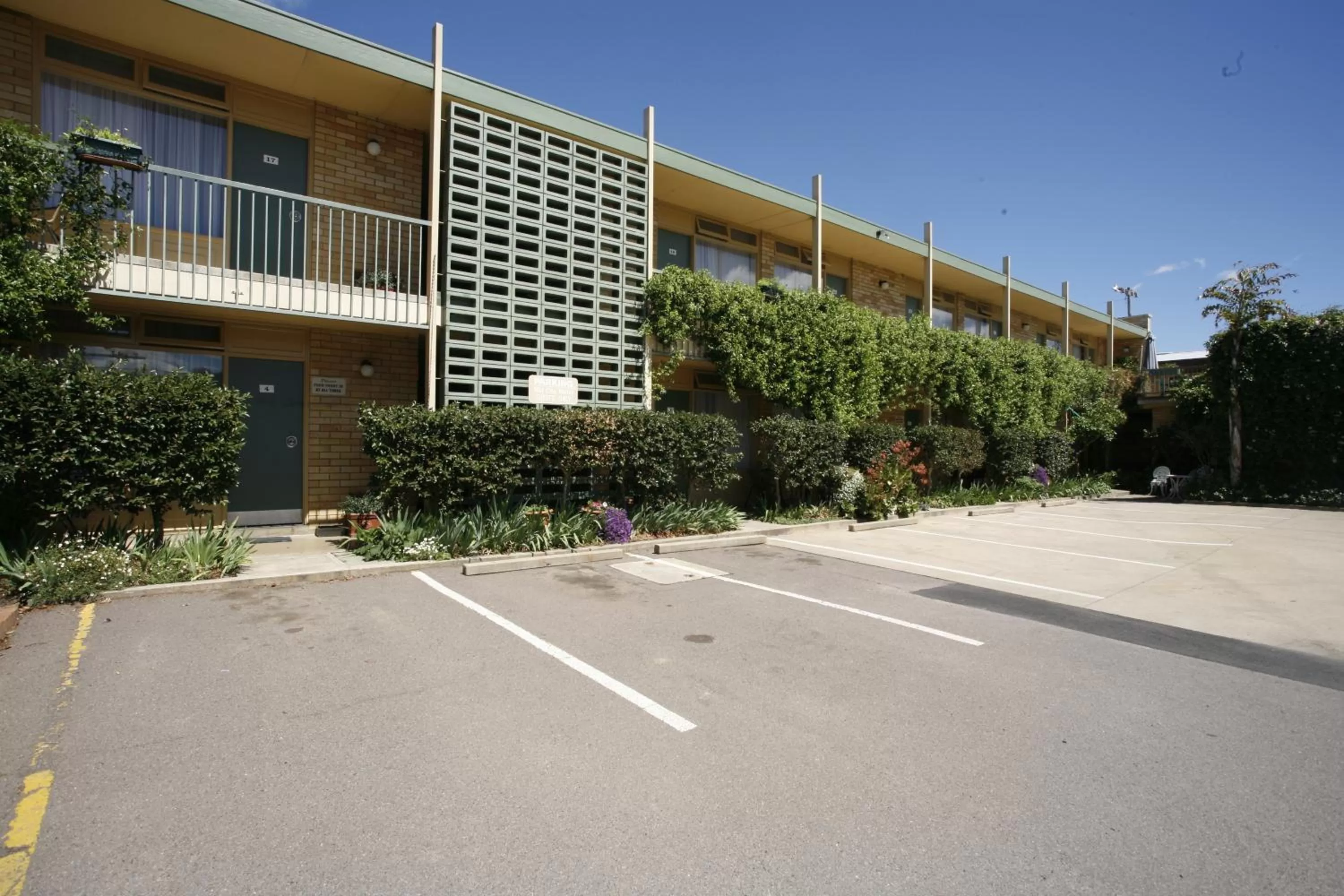 Facade/entrance in Mid City Motor Inn Queanbeyan