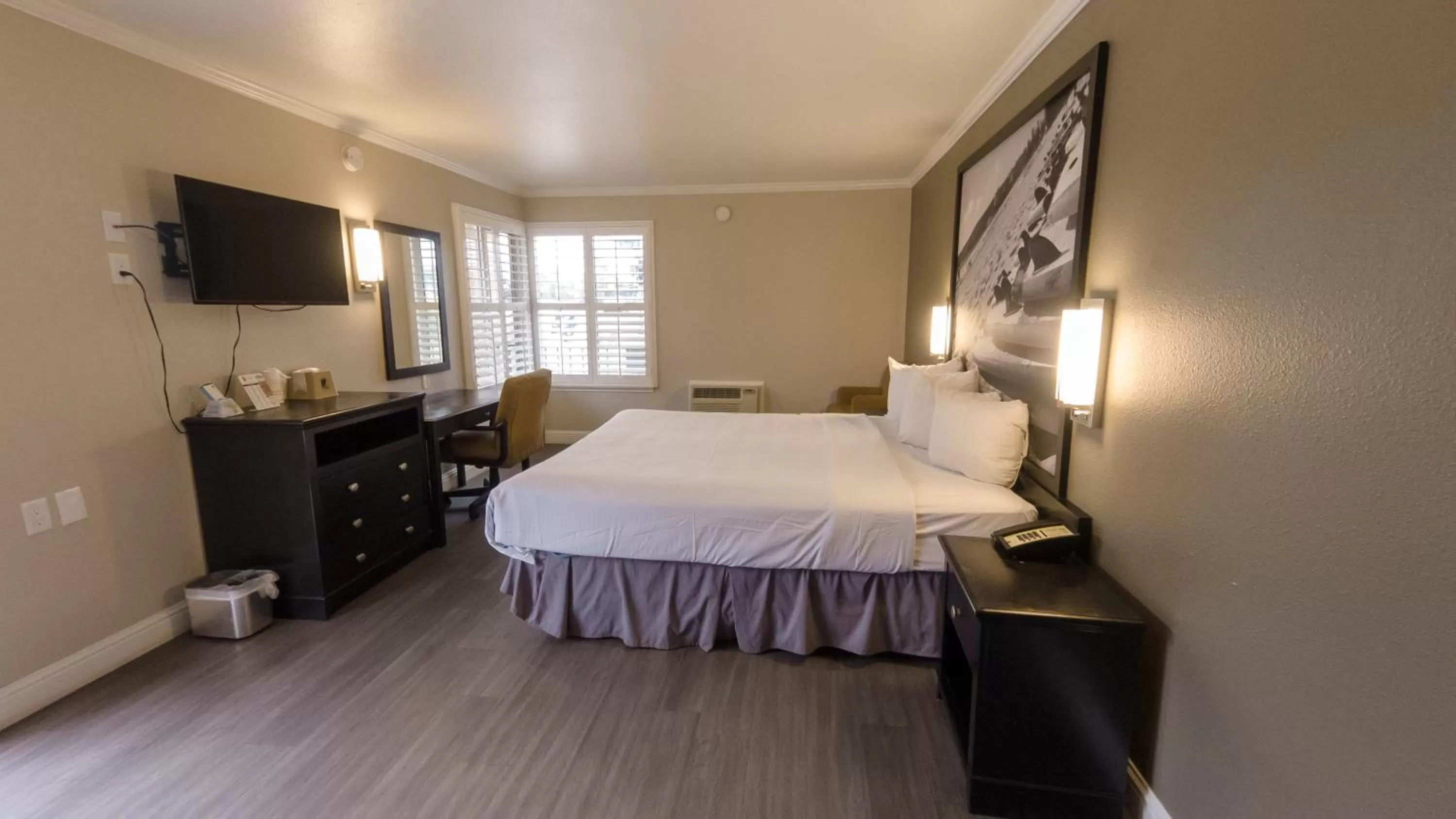 Photo of the whole room, Bed in Super 8 by Wyndham Santa Cruz Beach