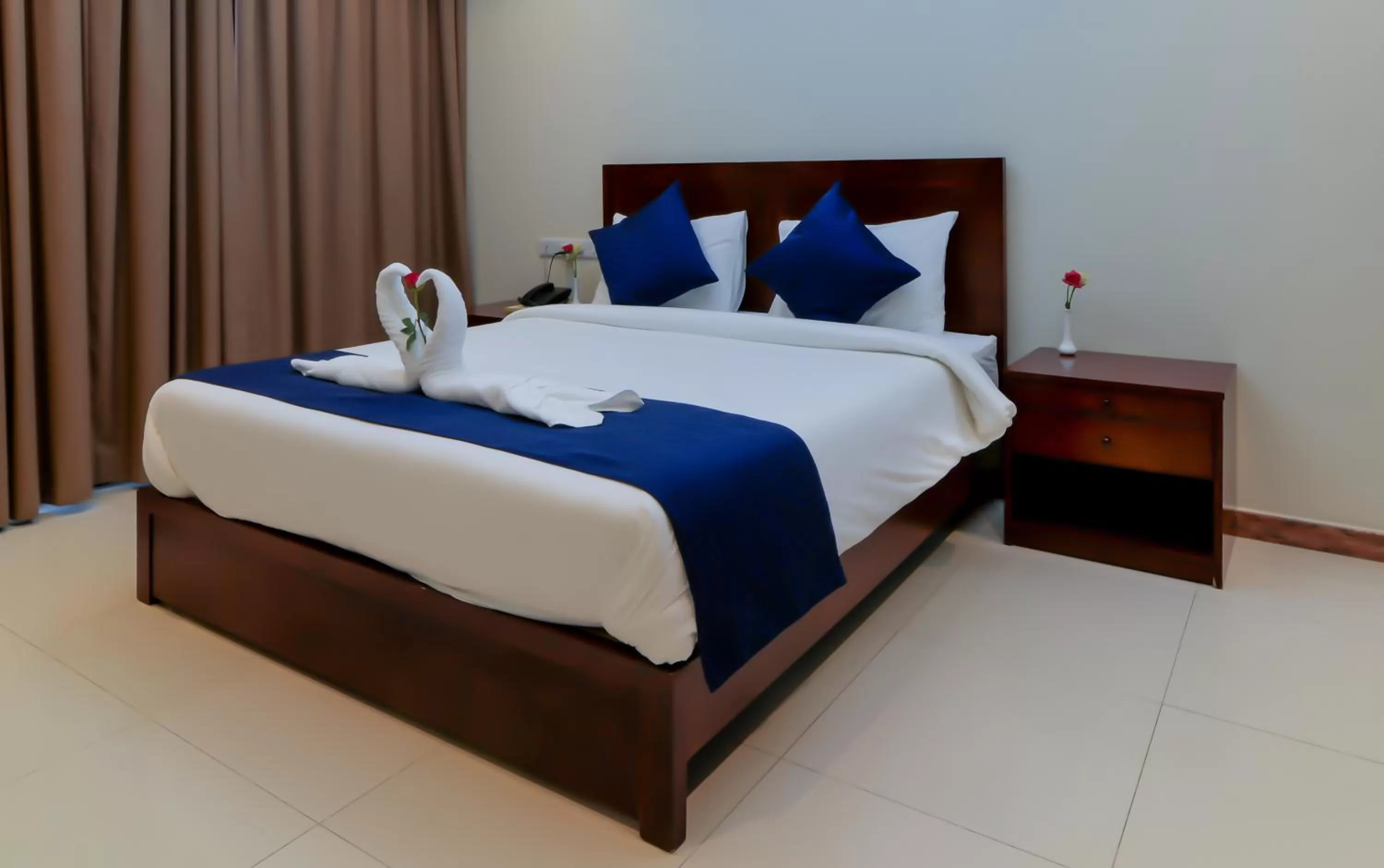 Bedroom, Bed in Tanzanite Executive Suites