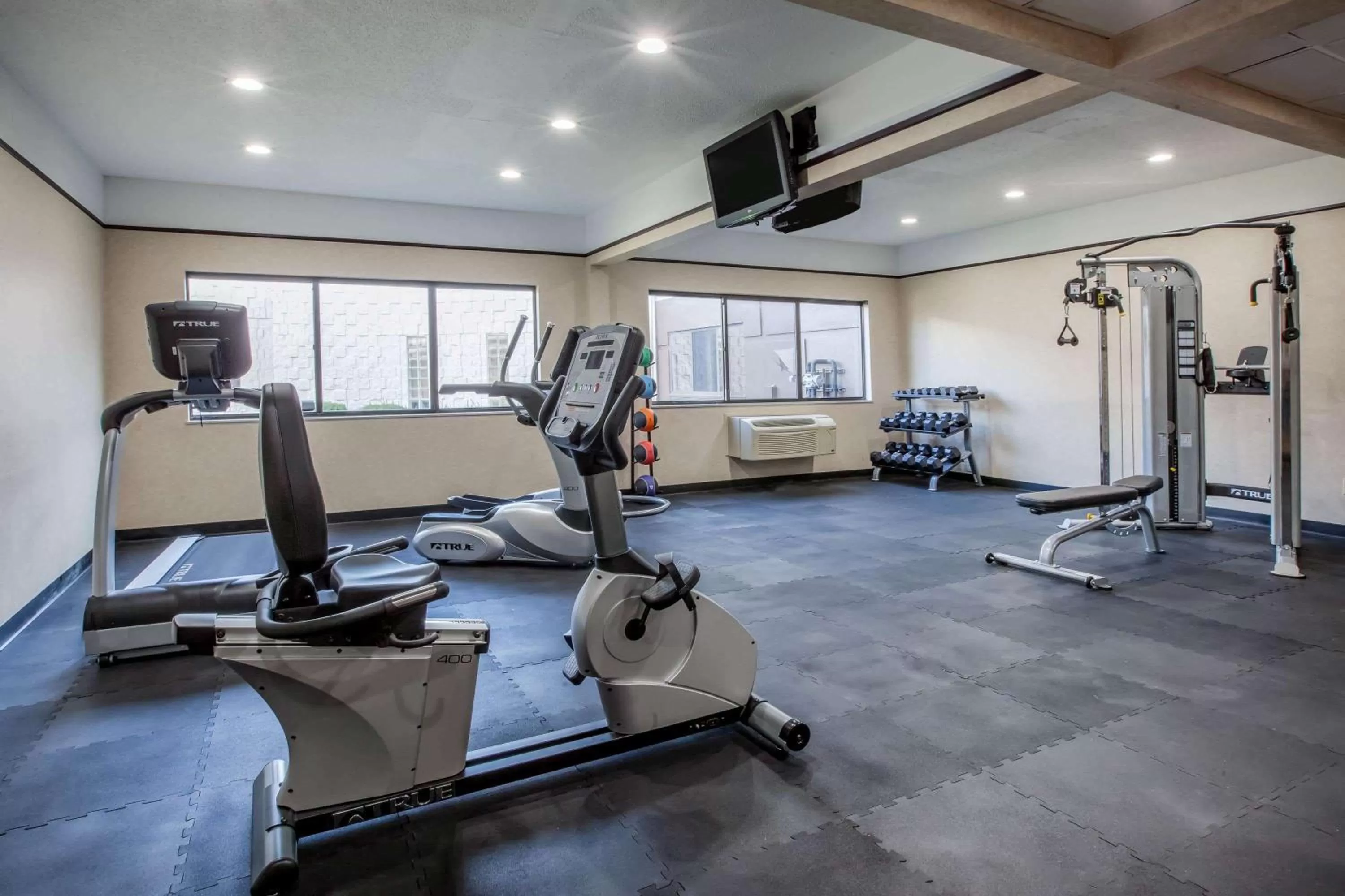Fitness centre/facilities in Days Inn & Suites by Wyndham Rochester Hills MI