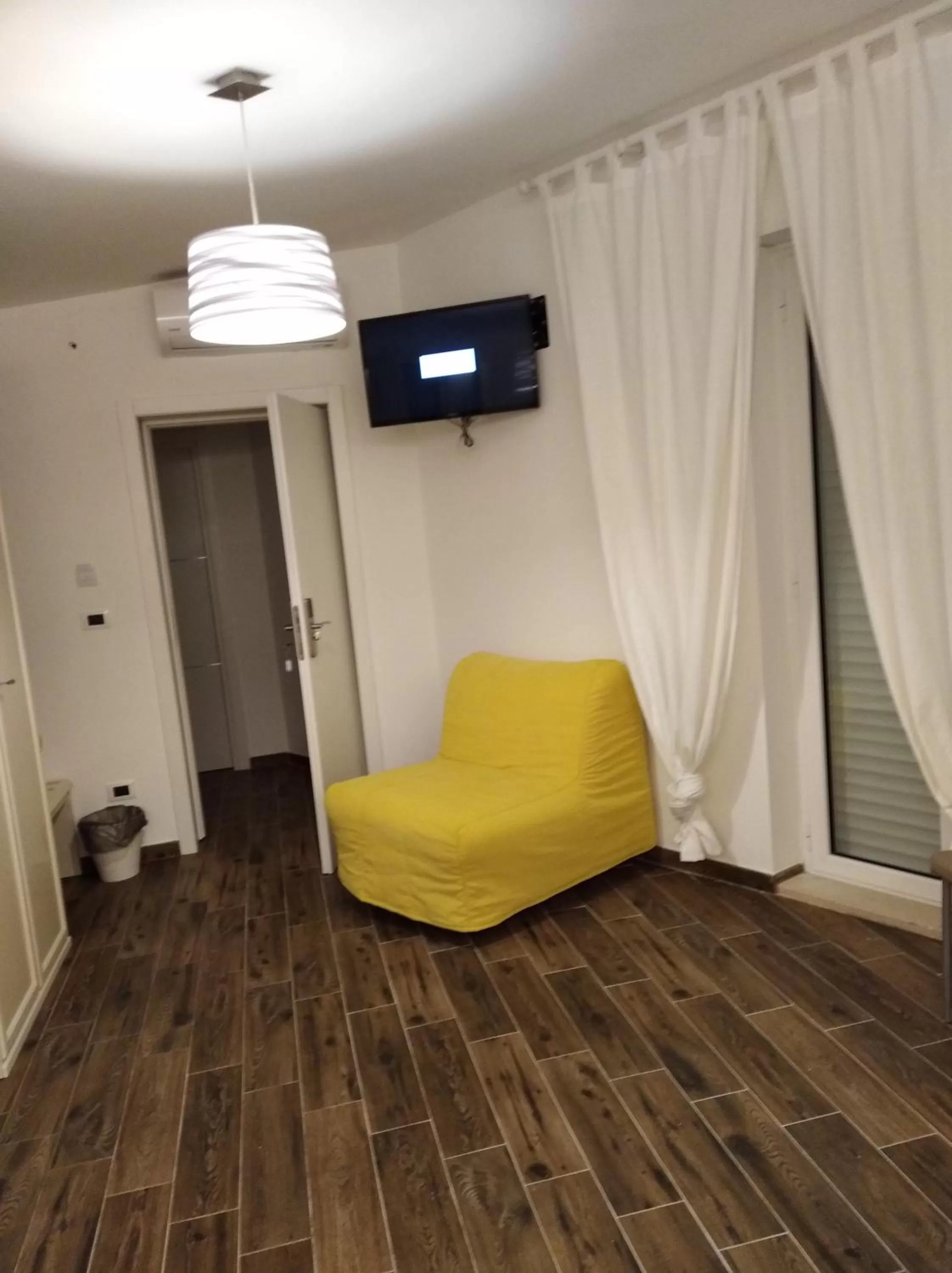 Photo of the whole room, Seating Area in DomuS al Corso B&B