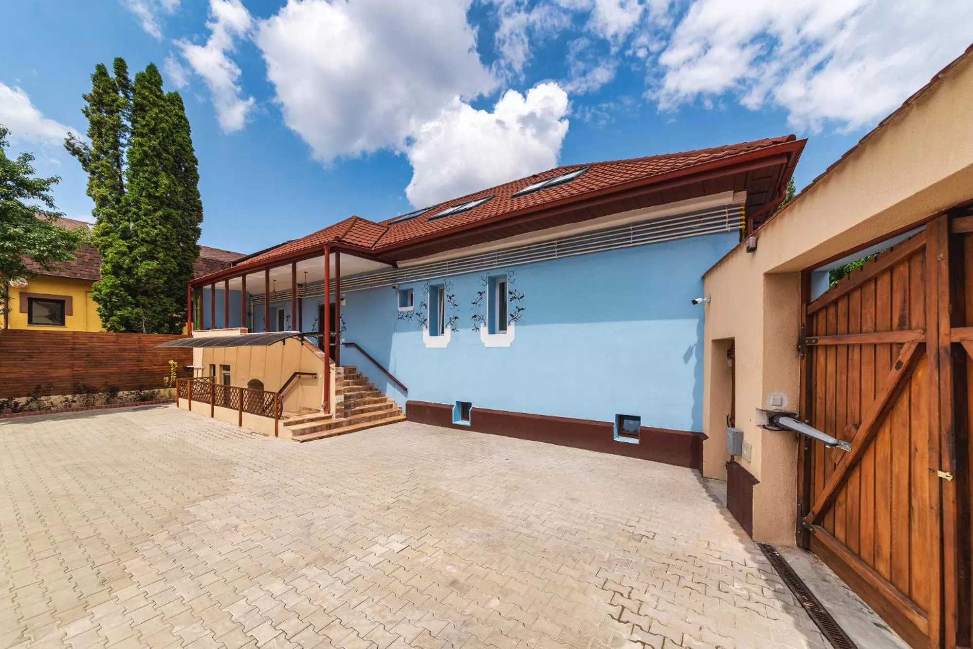 Facade/entrance in Nikolas Haus Central Location with Free Parking