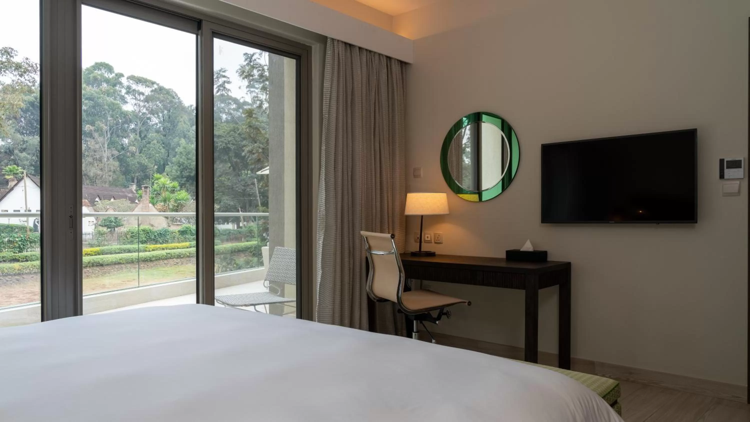 Communal lounge/ TV room, Bed in Radisson Blu Hotel & Residence Nairobi Arboretum