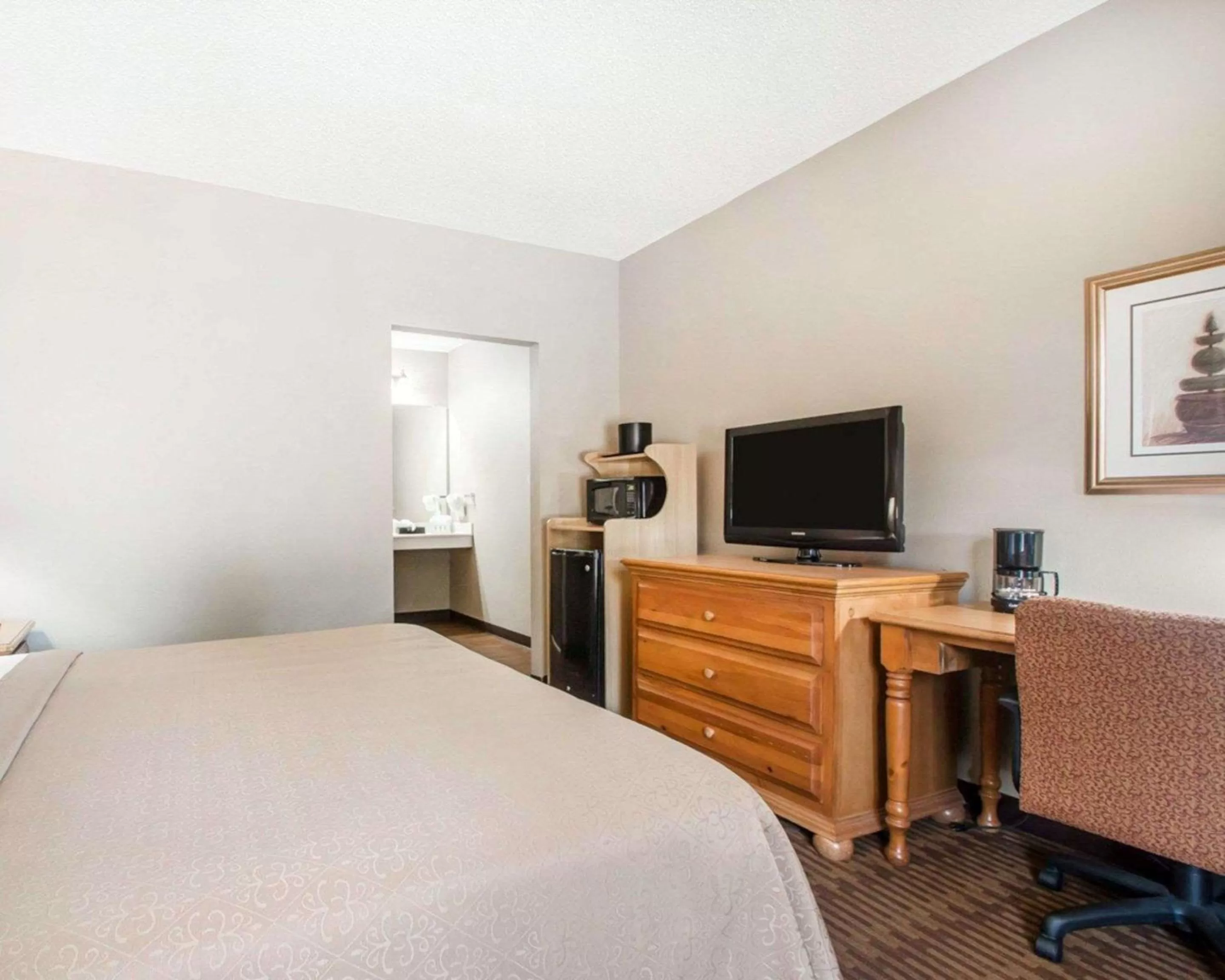 Photo of the whole room, Bed in Quality Inn US65 & E Battlefield Rd Springfield