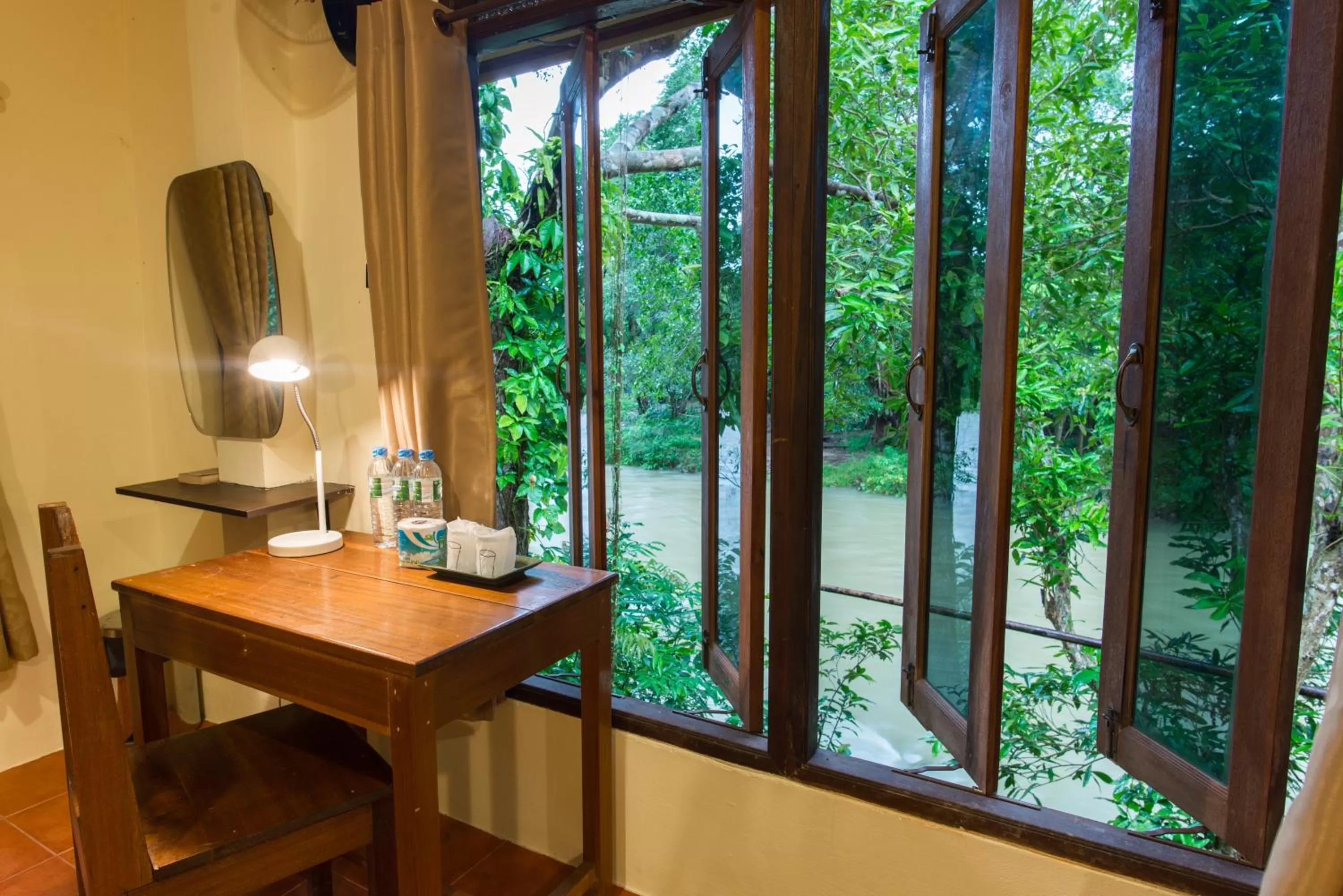 Dining area in Art's Riverview Lodge