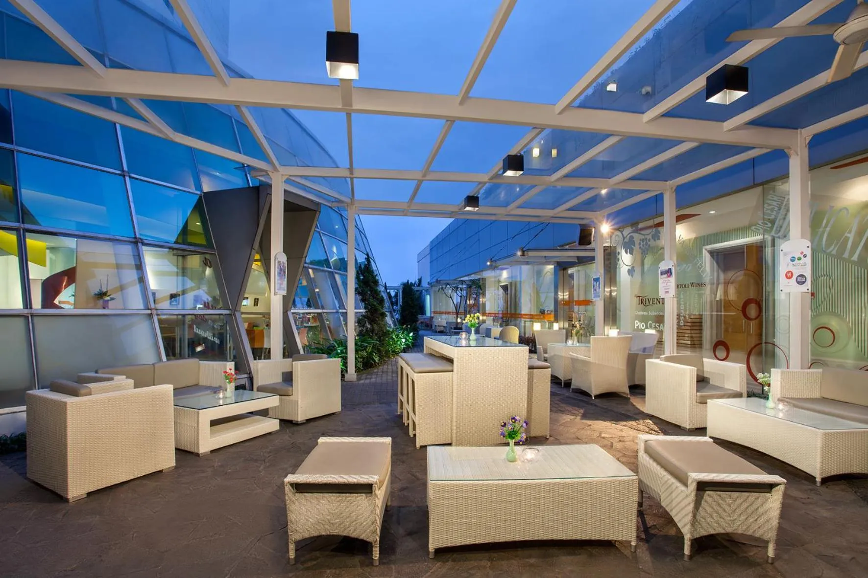 Restaurant/places to eat in HARRIS Hotel & Convention Festival Citylink Bandung