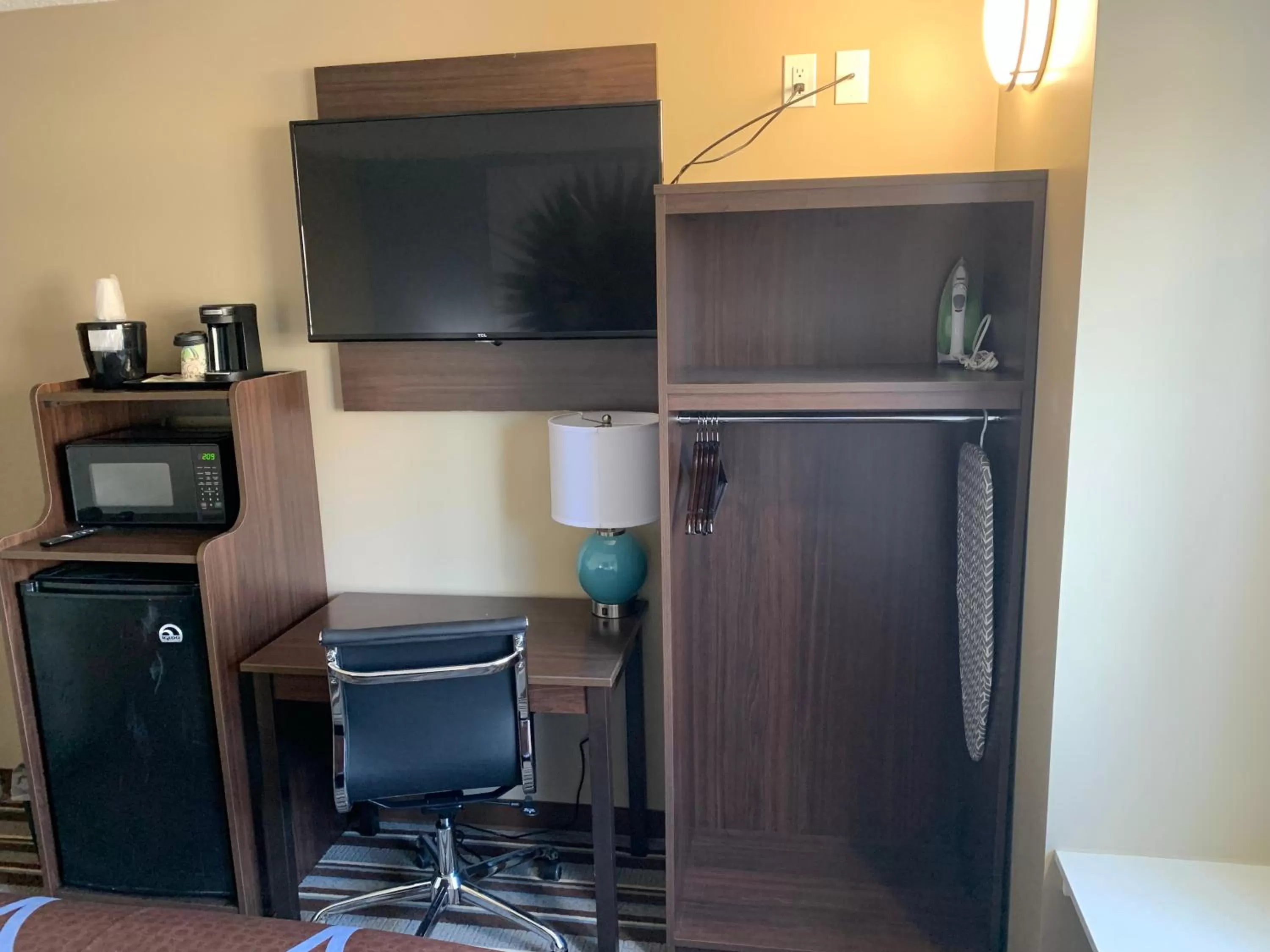 TV and multimedia in Super 8 by Wyndham Joliet