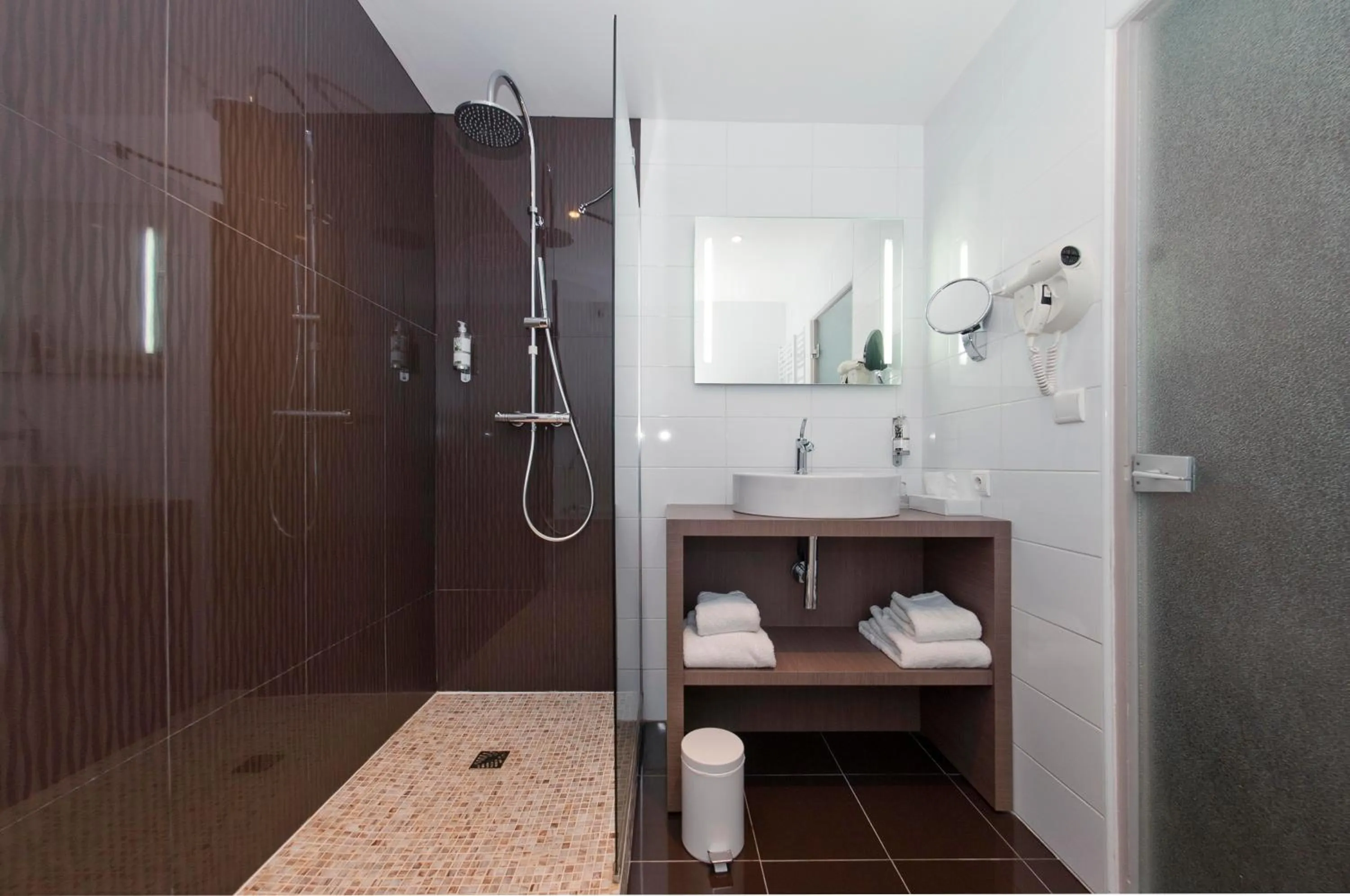 Shower in Quintessia