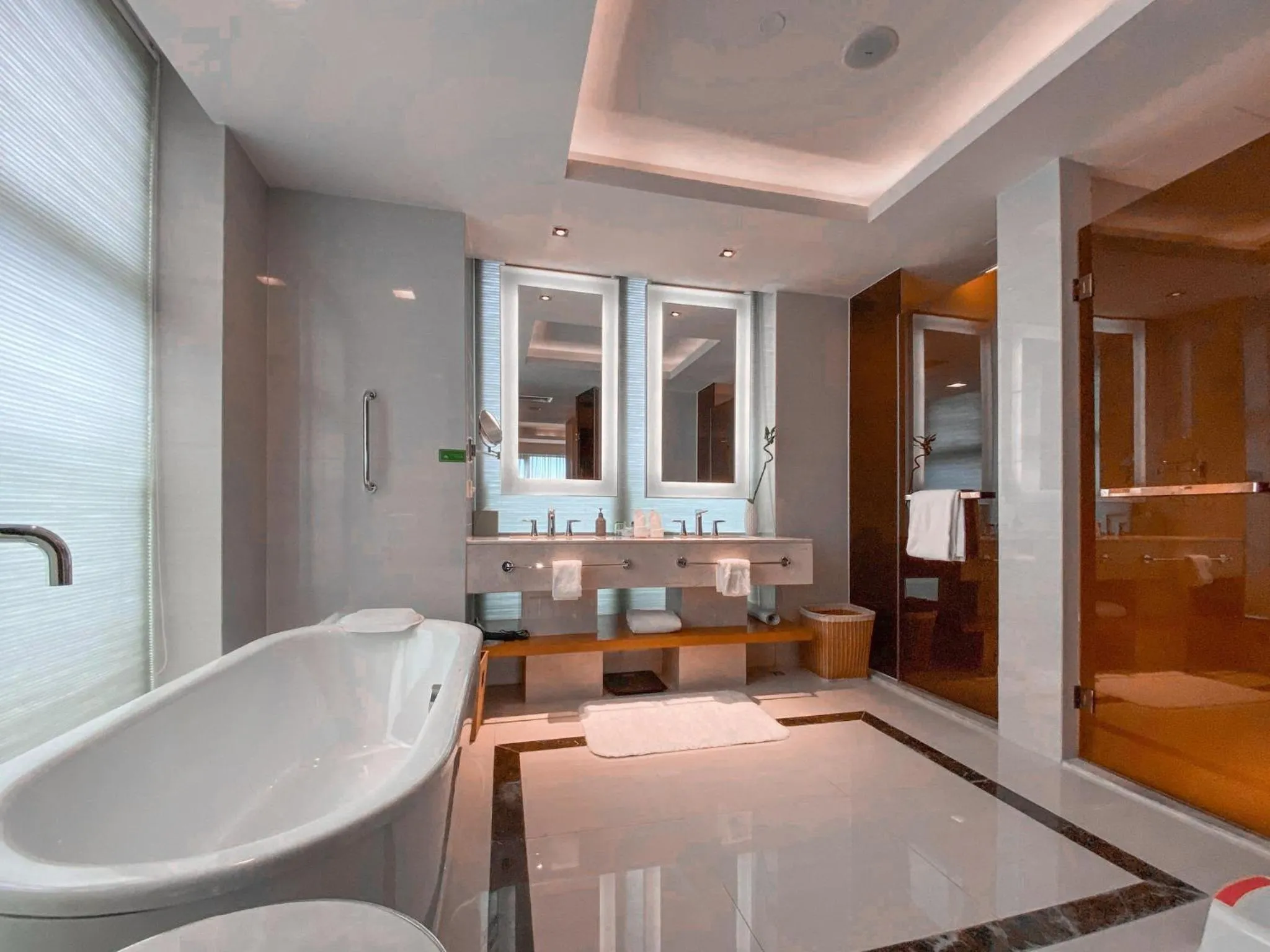 Bathroom in Junluxe Hotel Guangzhou Science City-Free Shuttle Bus Service to Guangzhou Canton Fair