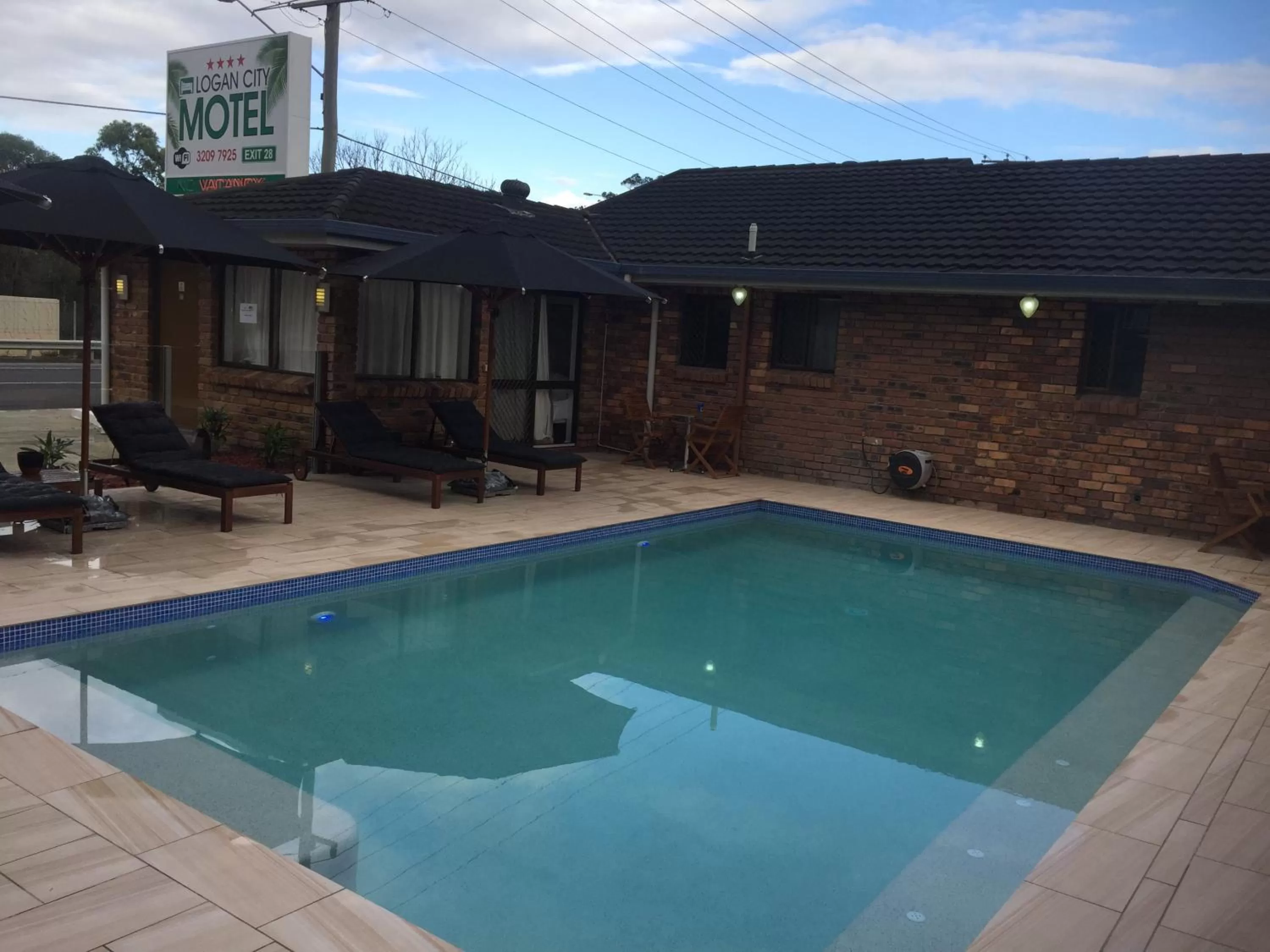 Swimming pool in Logan City Motor Inn