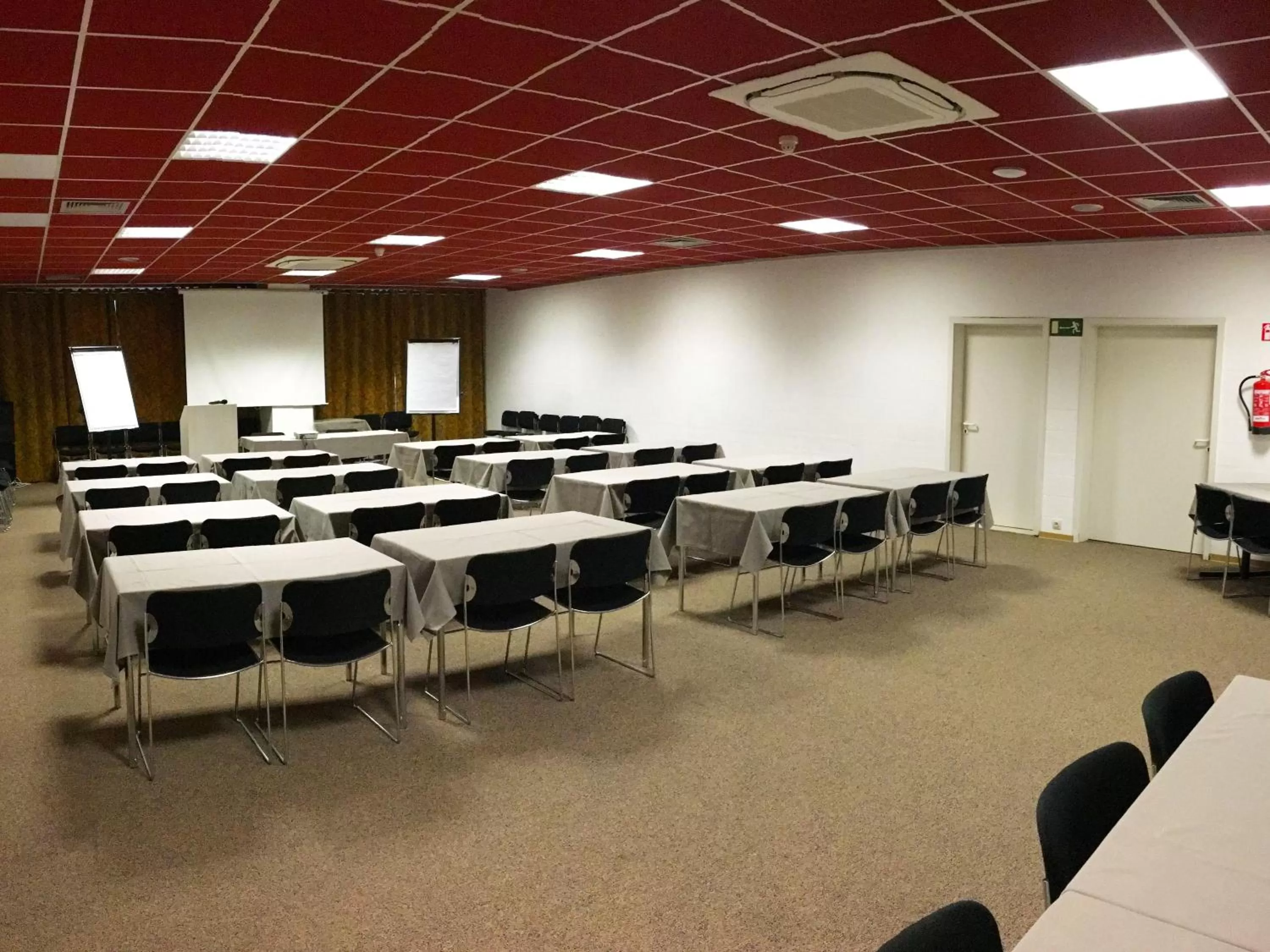 Meeting/conference room in Flanders Lodge Hotel