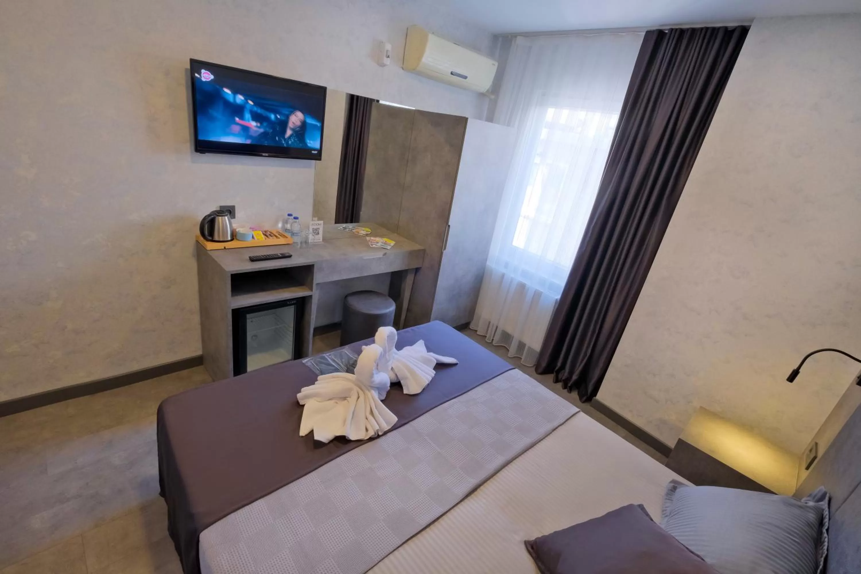 Bed in The Queen Hotel