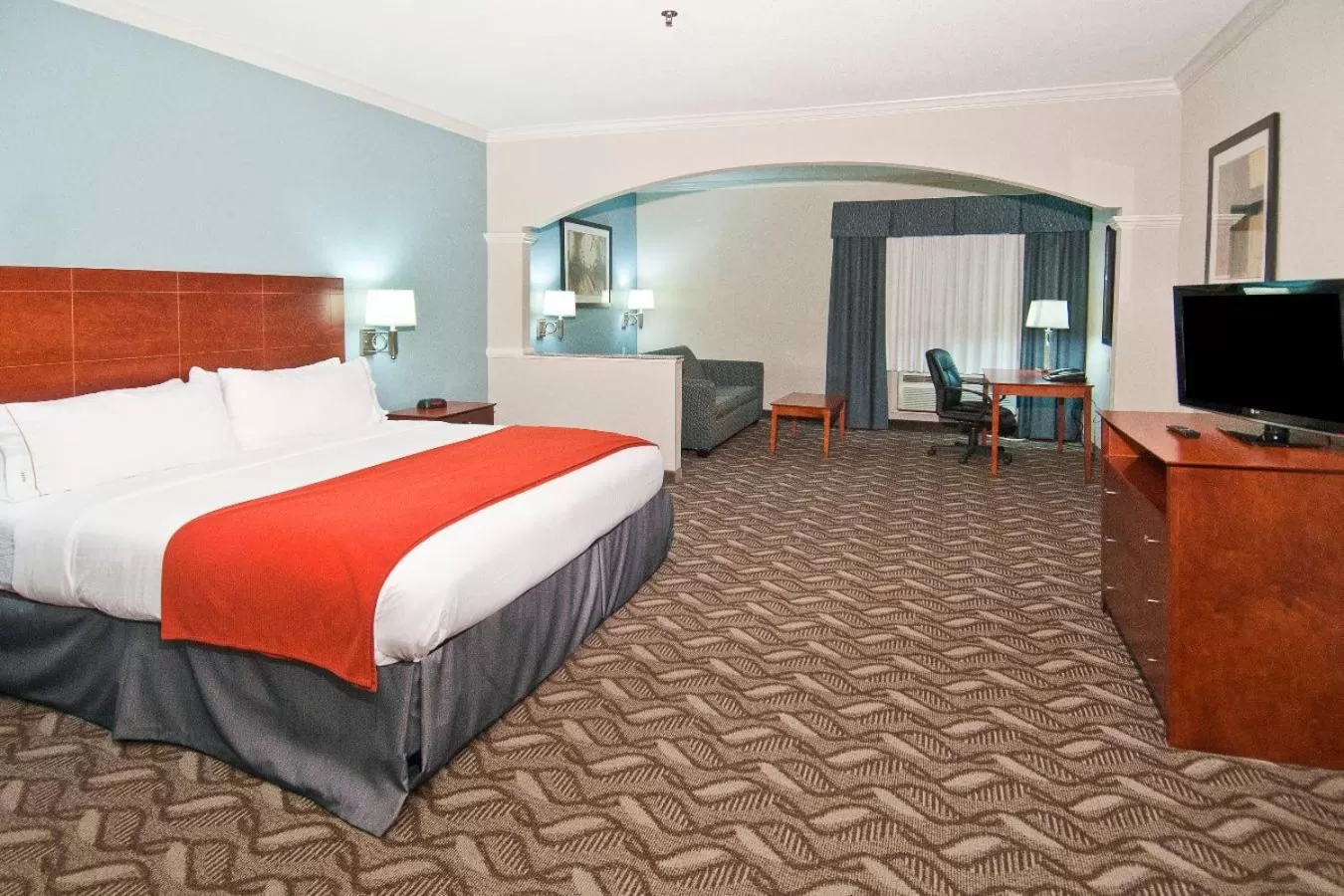 Bed in Holiday Inn Express Hotel and Suites Lake Charles by IHG
