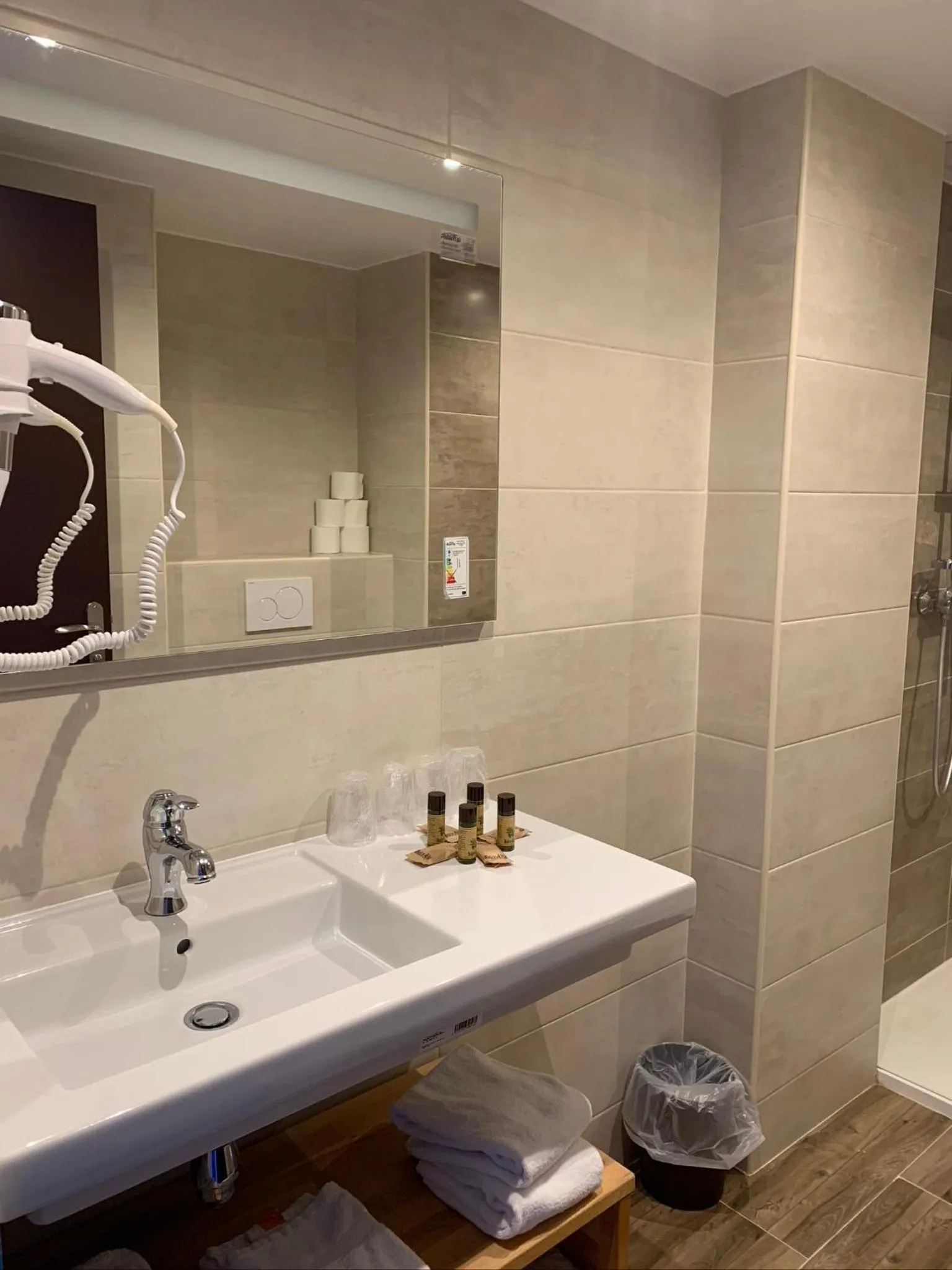 Shower in Hôtel Esprit d'Azur