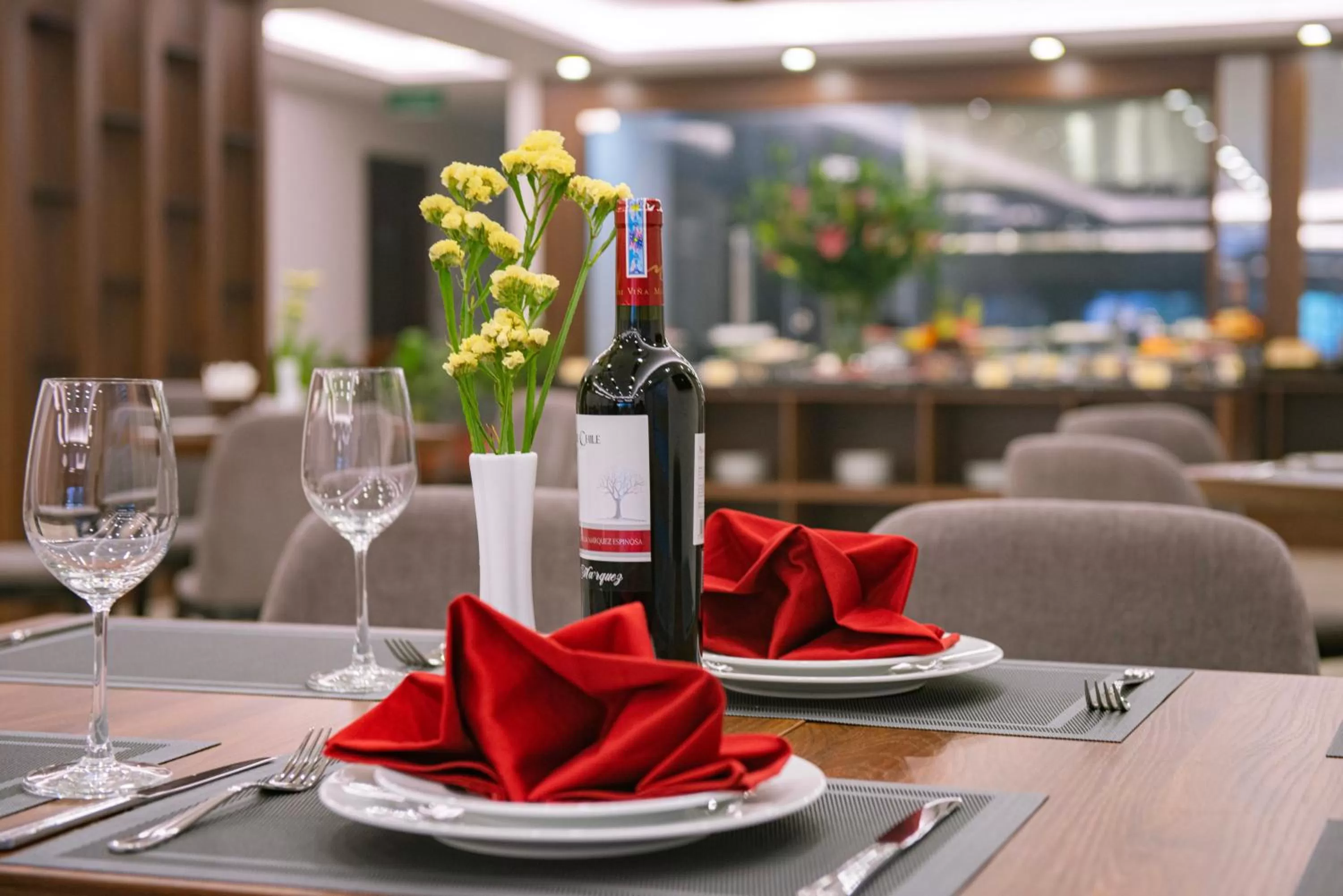 Restaurant/places to eat in Western Skyline Hotel