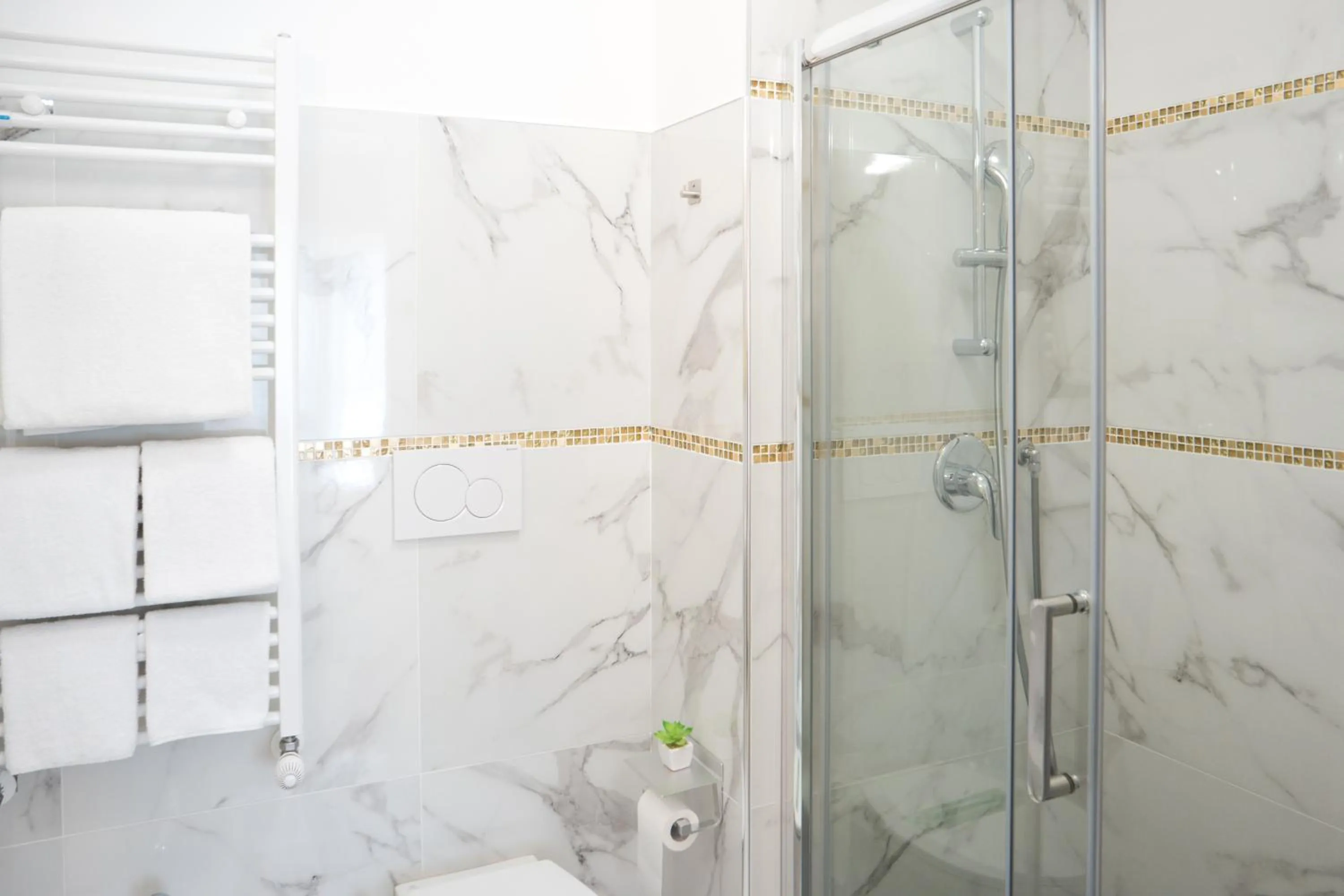 Bathroom in Guest House Train Station Venice - Atika & Atif