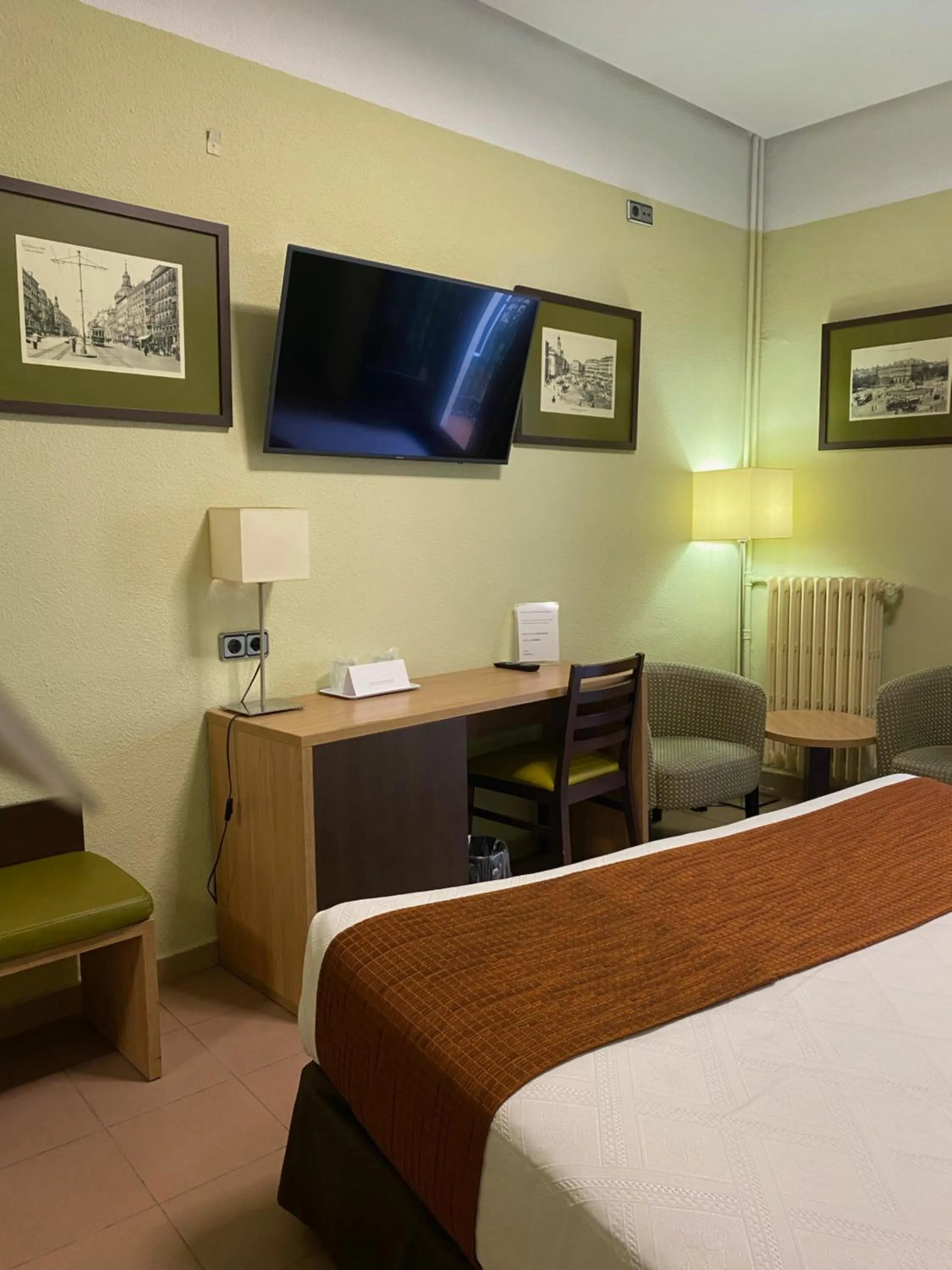 Photo of the whole room, Bed in Hostal Ballesta