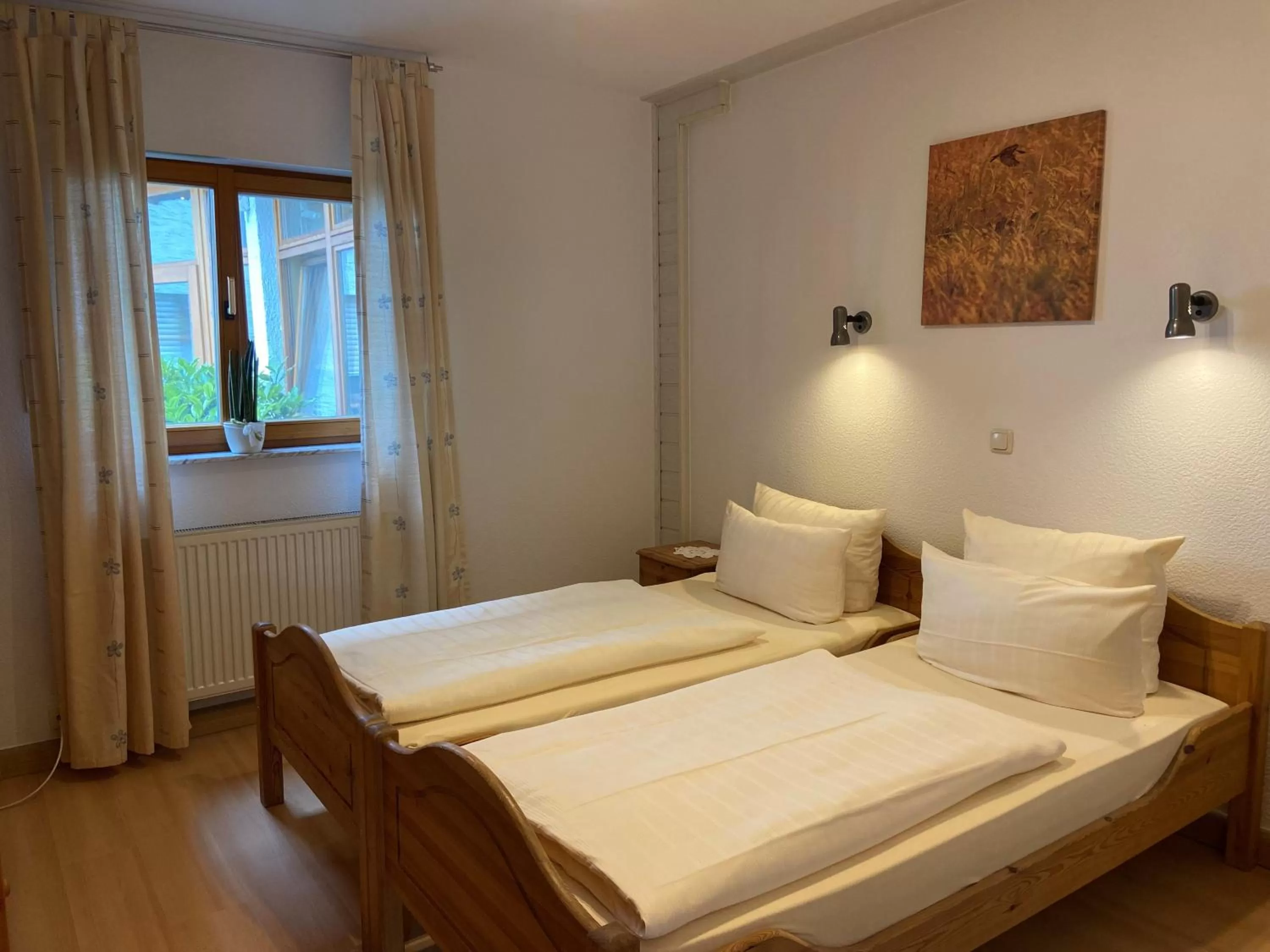 Bathroom, Bed in Hotel Bett & Frühstück