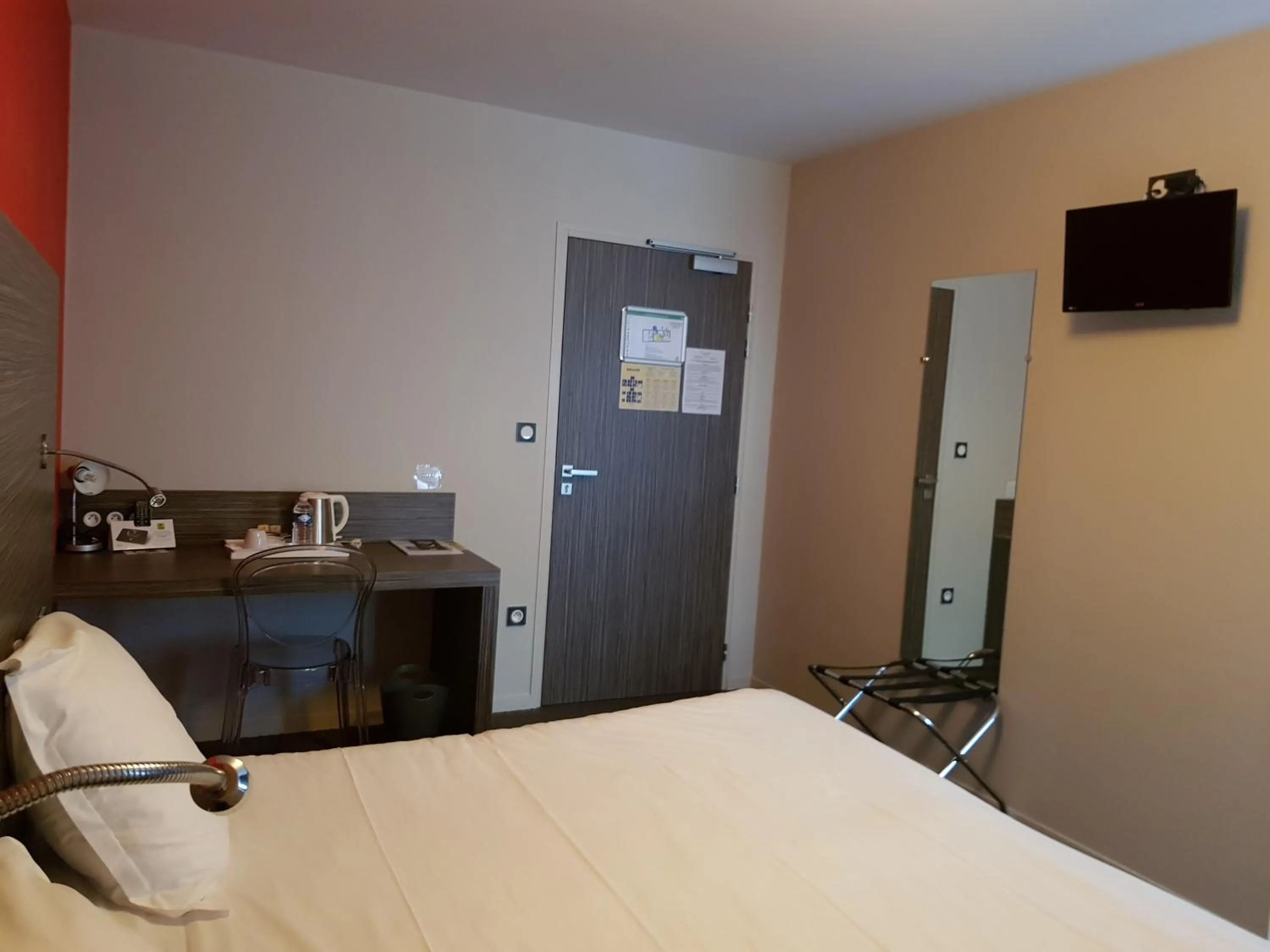 Decorative detail, Bed in Logis Hôtel A la Bonne Auberge