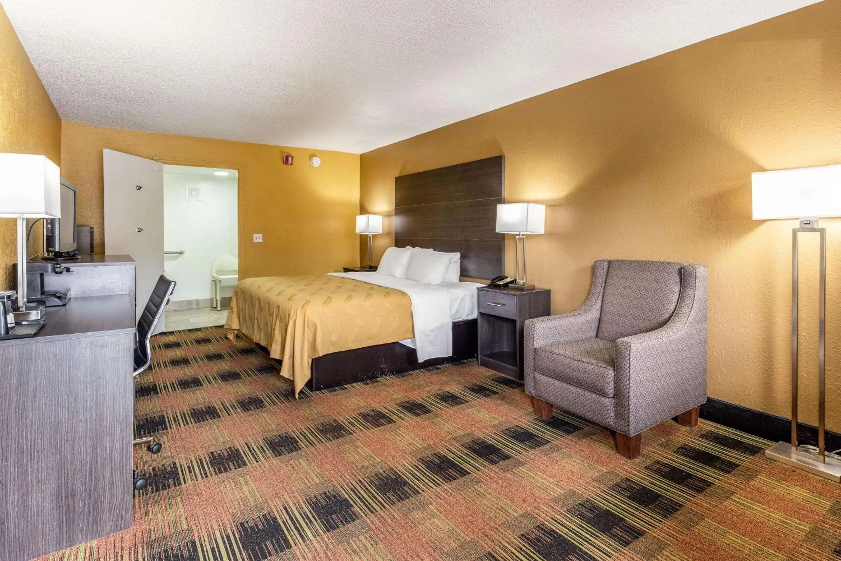 Photo of the whole room, Bed in Quality Inn Mobile West Tillmans Corner