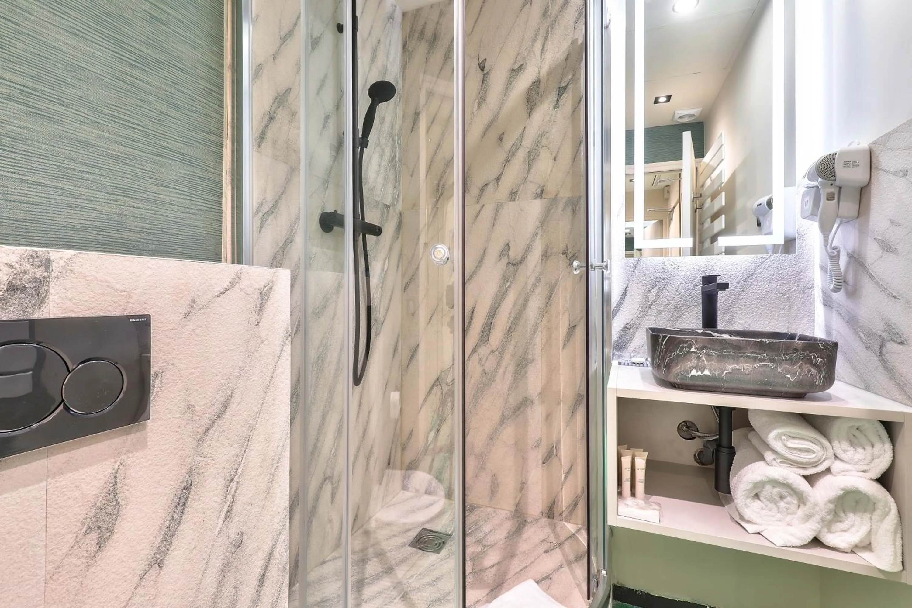 Bathroom, Bed in Hotel 33 Marbeuf