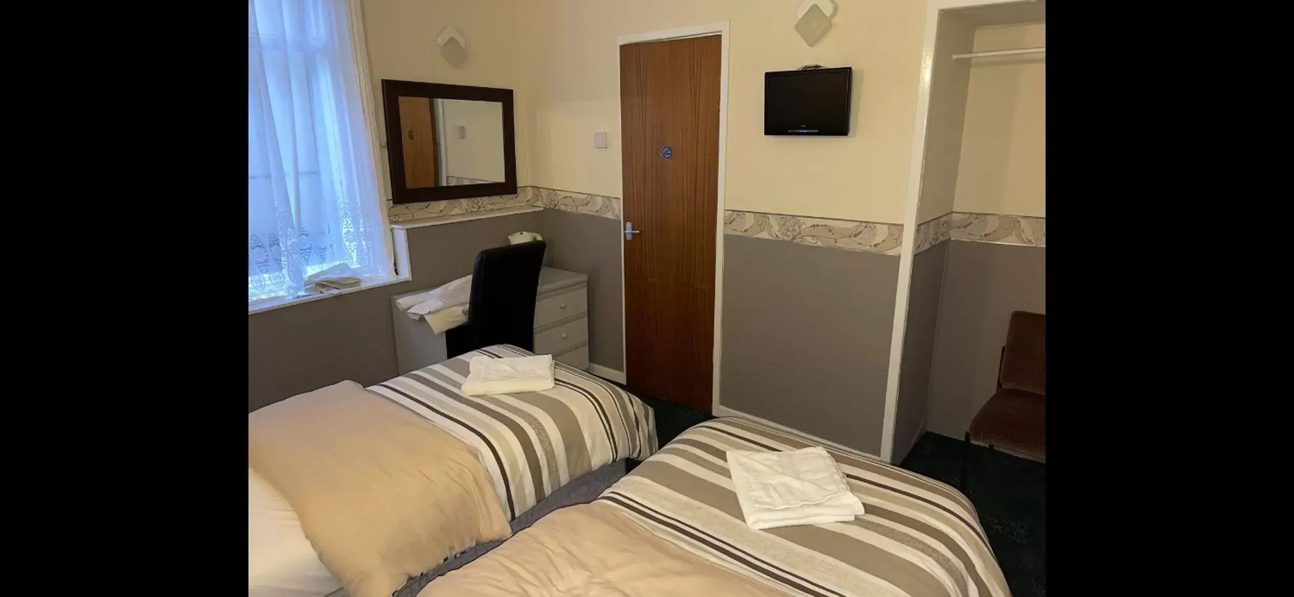 Twin Room with Private Bathroom in Funky Towers Twin Room with Private Bathroom in Funky Towers