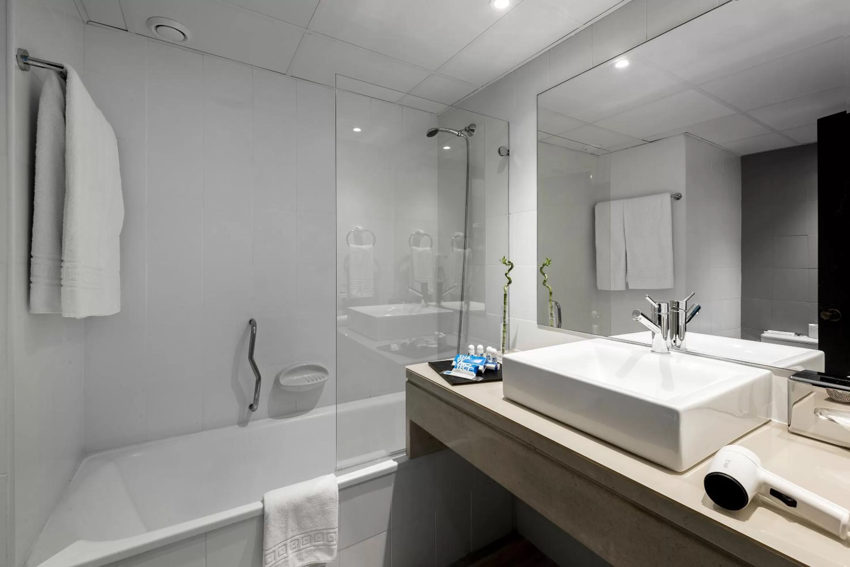 Bathroom in TRYP by Wyndham Lisboa Caparica Mar