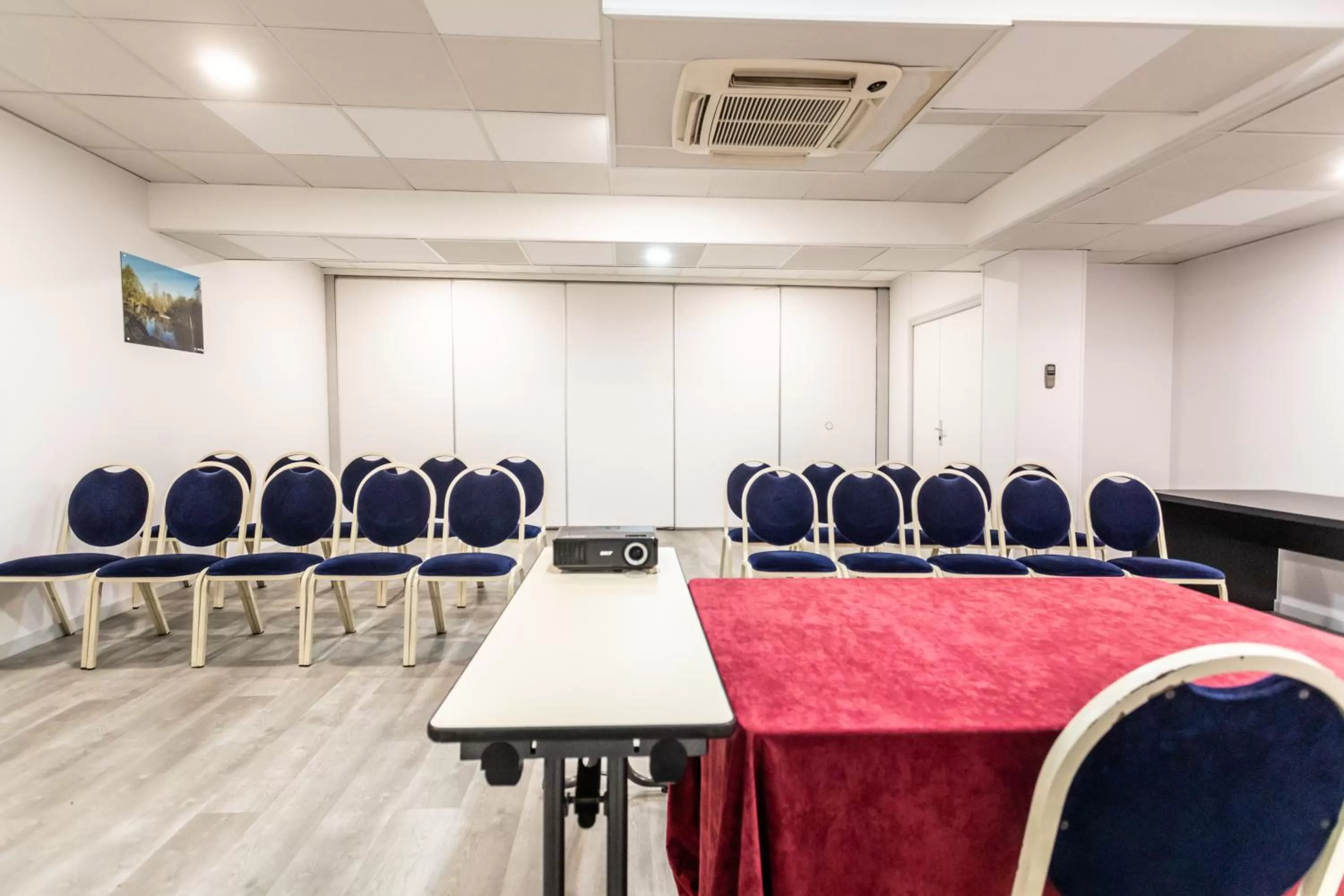 Area and facilities in Hôtel The Originals City Le Berry - proche centre-ville - Gare - parking - recharge véhicule