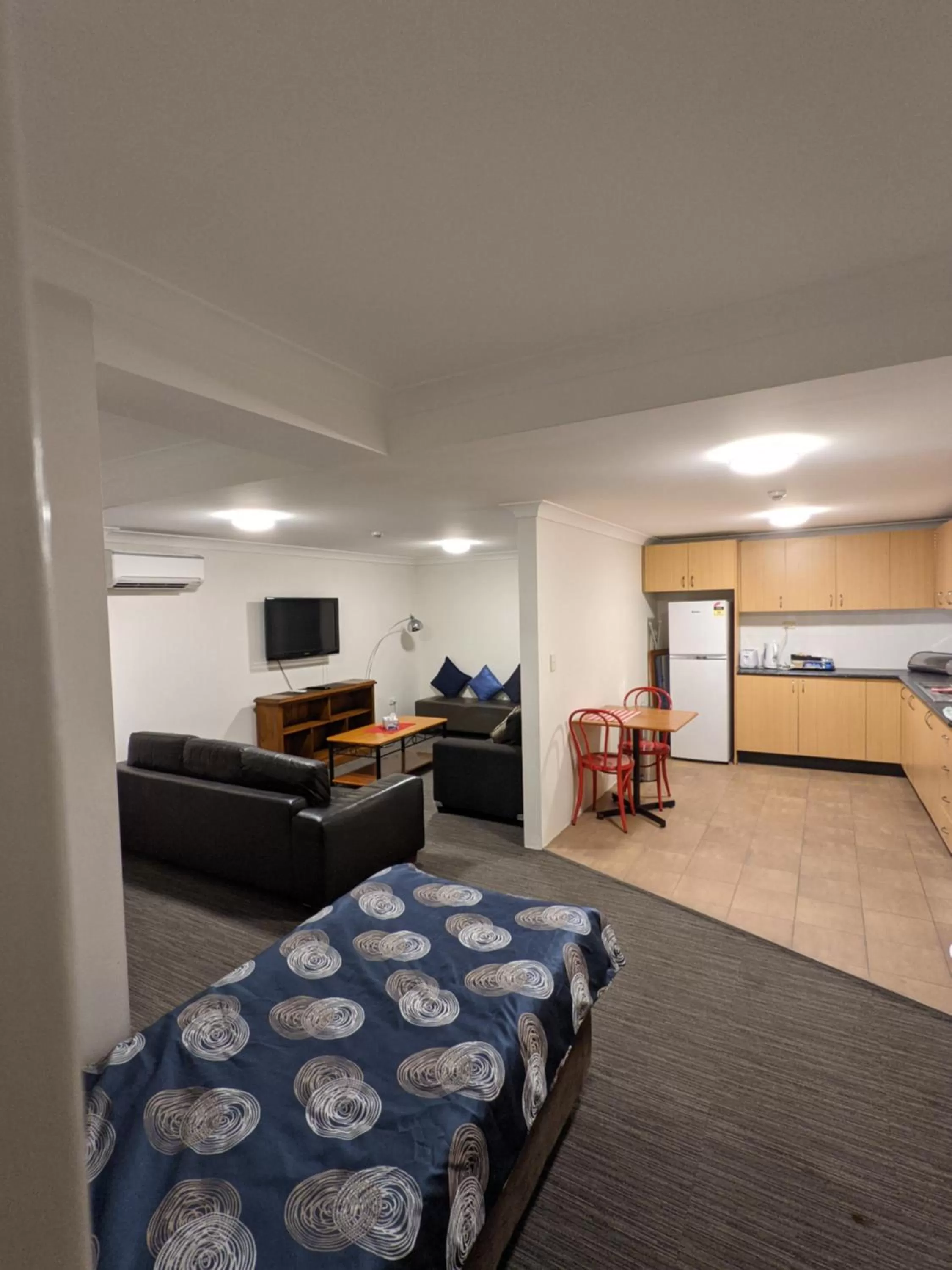 Communal lounge/ TV room in Arena Hotel (formerly Sleep Express Motel)