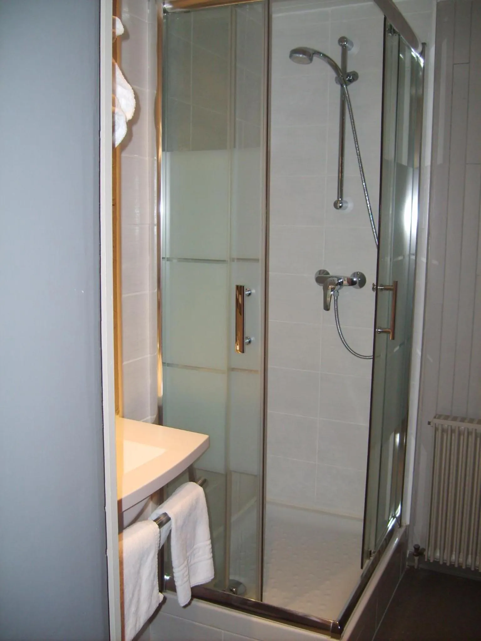 Shower in The Originals Access, Hôtel Arum, Remiremont