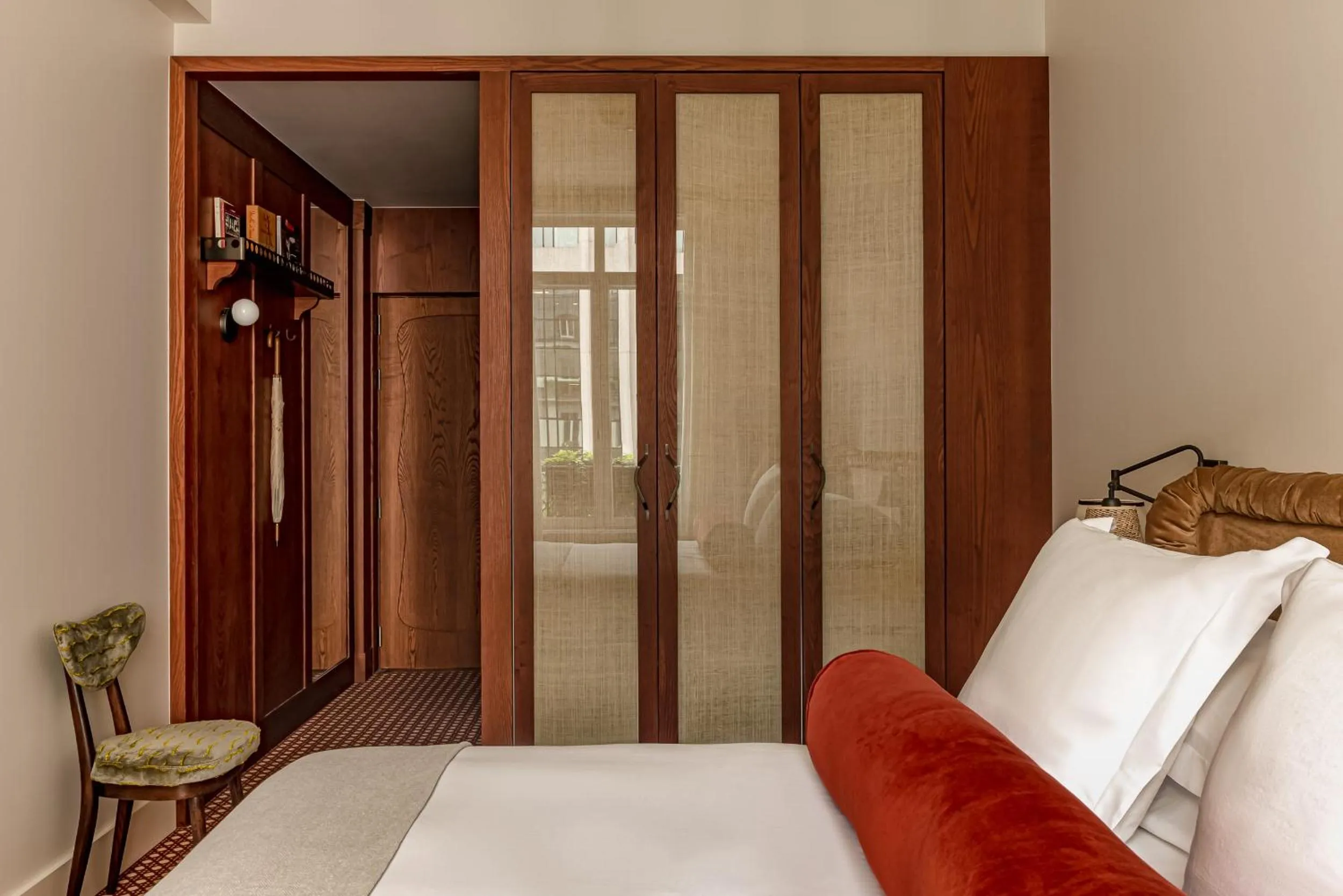 Photo of the whole room, Bed in Château des Fleurs Hôtel & Spa Paris