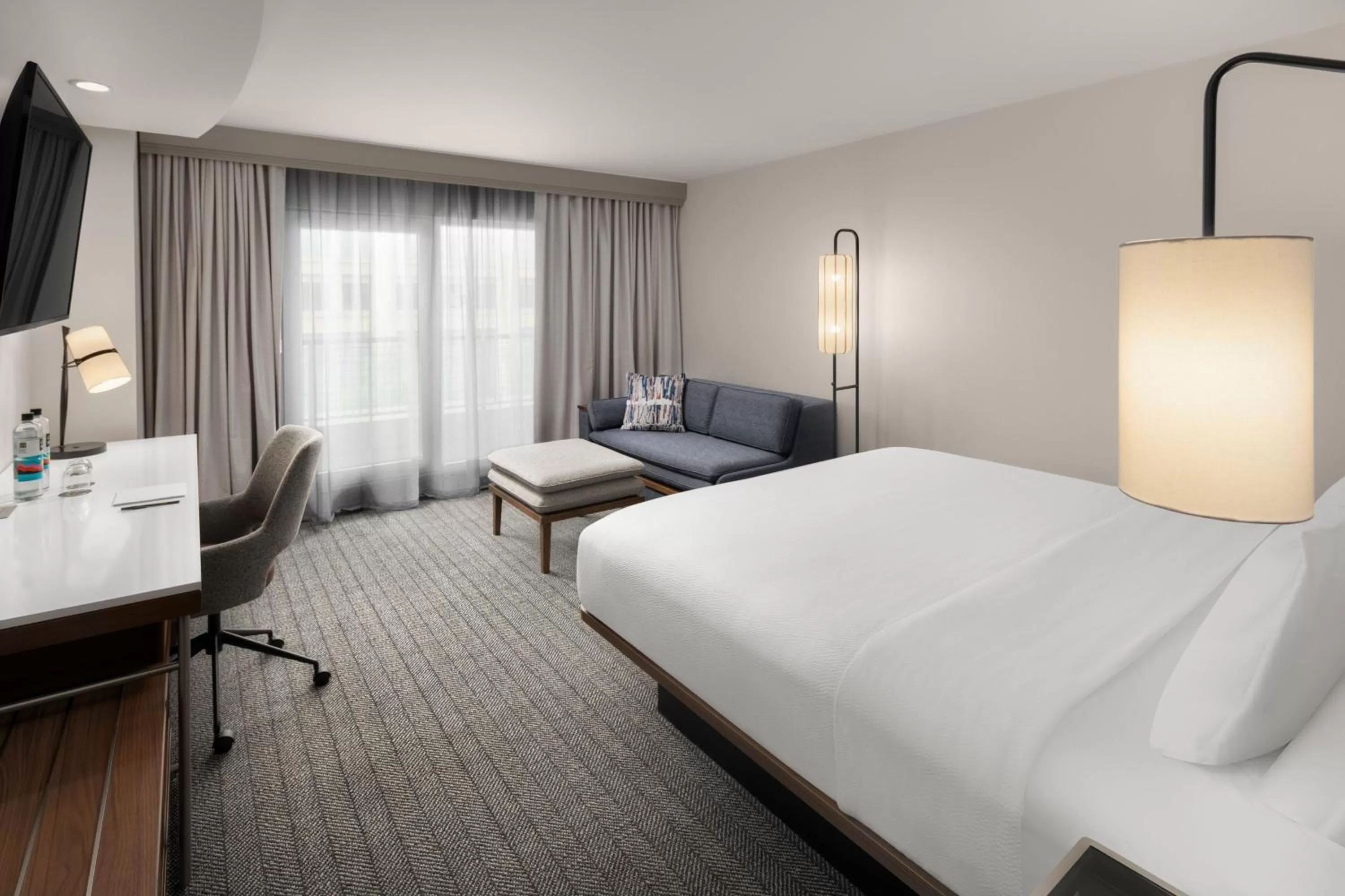 Photo of the whole room, Bed in Courtyard by Marriott Seattle Bellevue/Downtown