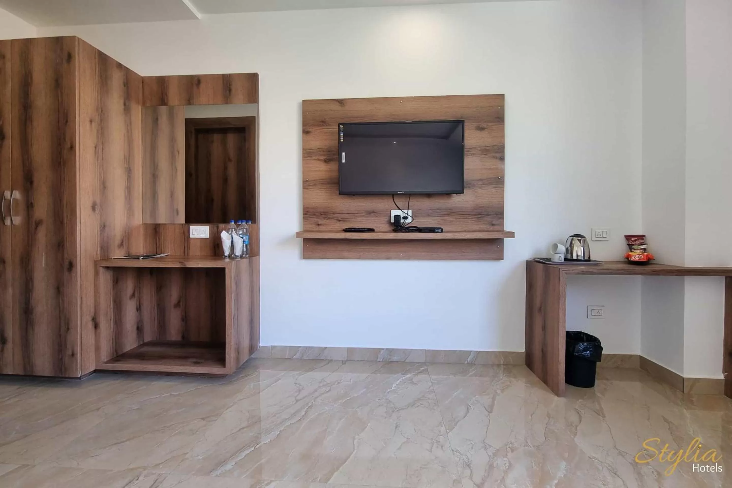 TV and multimedia, TV/Entertainment Center in Moon Glade By Stylia Hotels