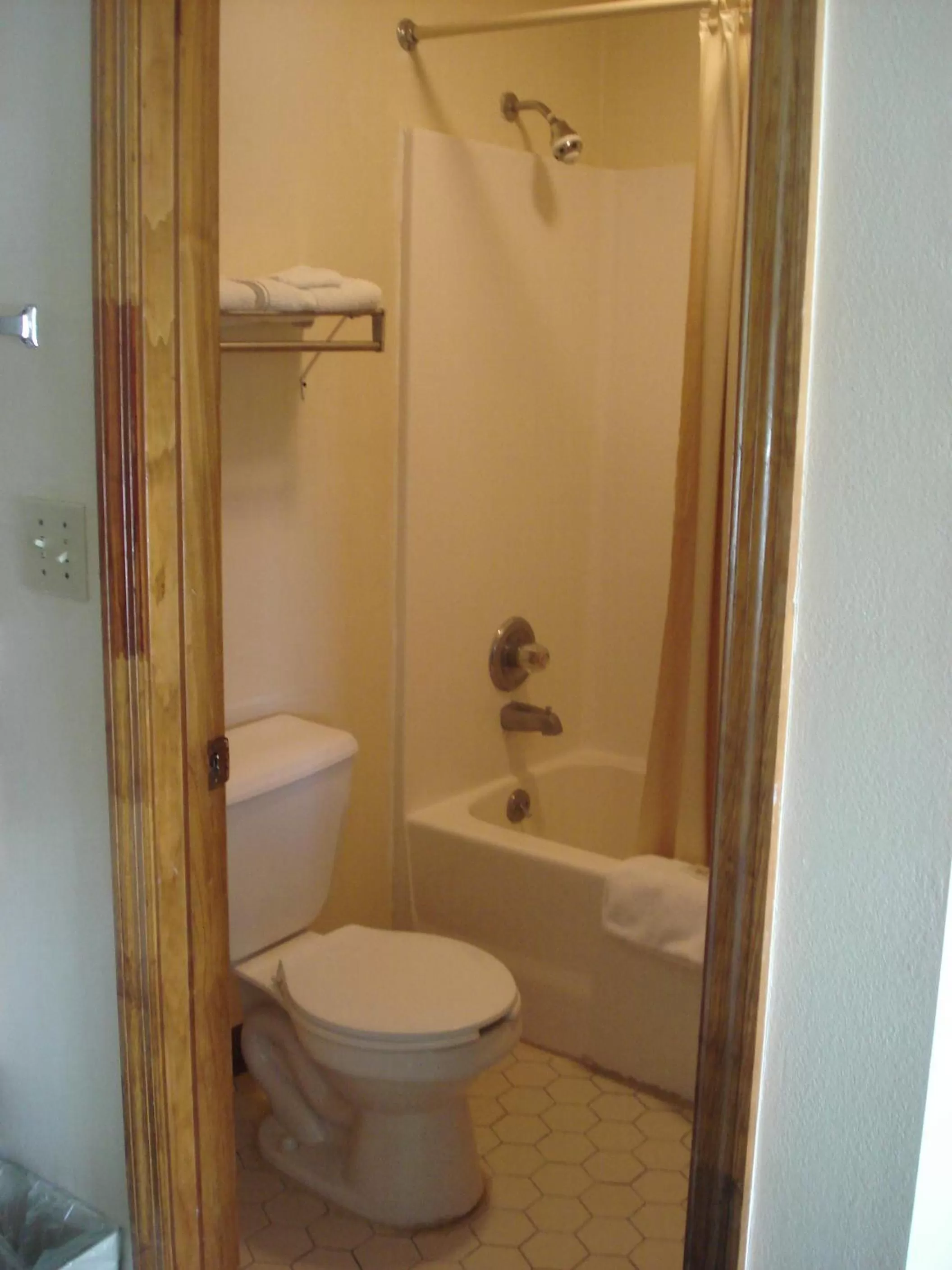 Toilet in Western Motel - Camilla