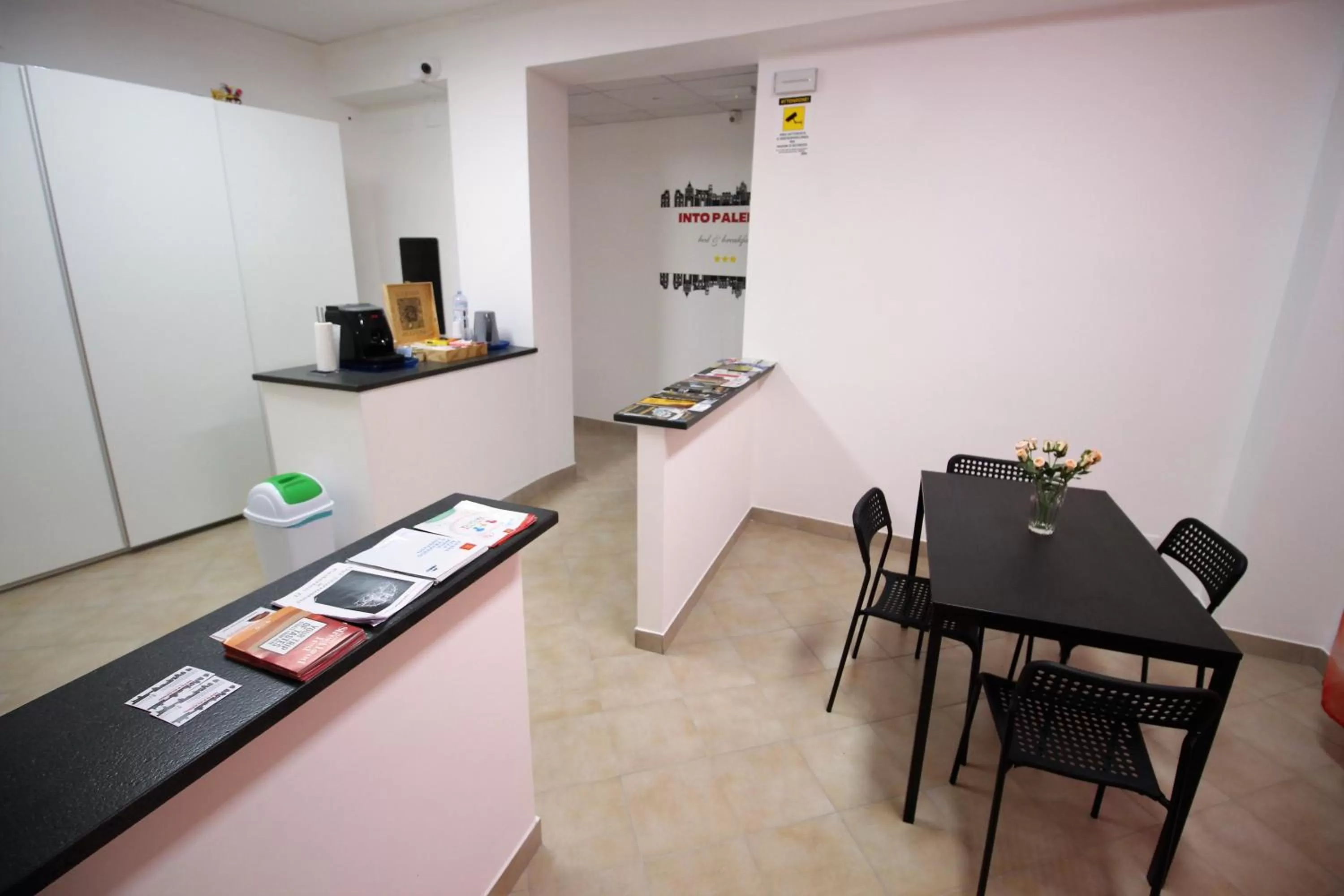 Communal lounge/ TV room in B&B Into Palermo Rooms vicino al teatro Massimo