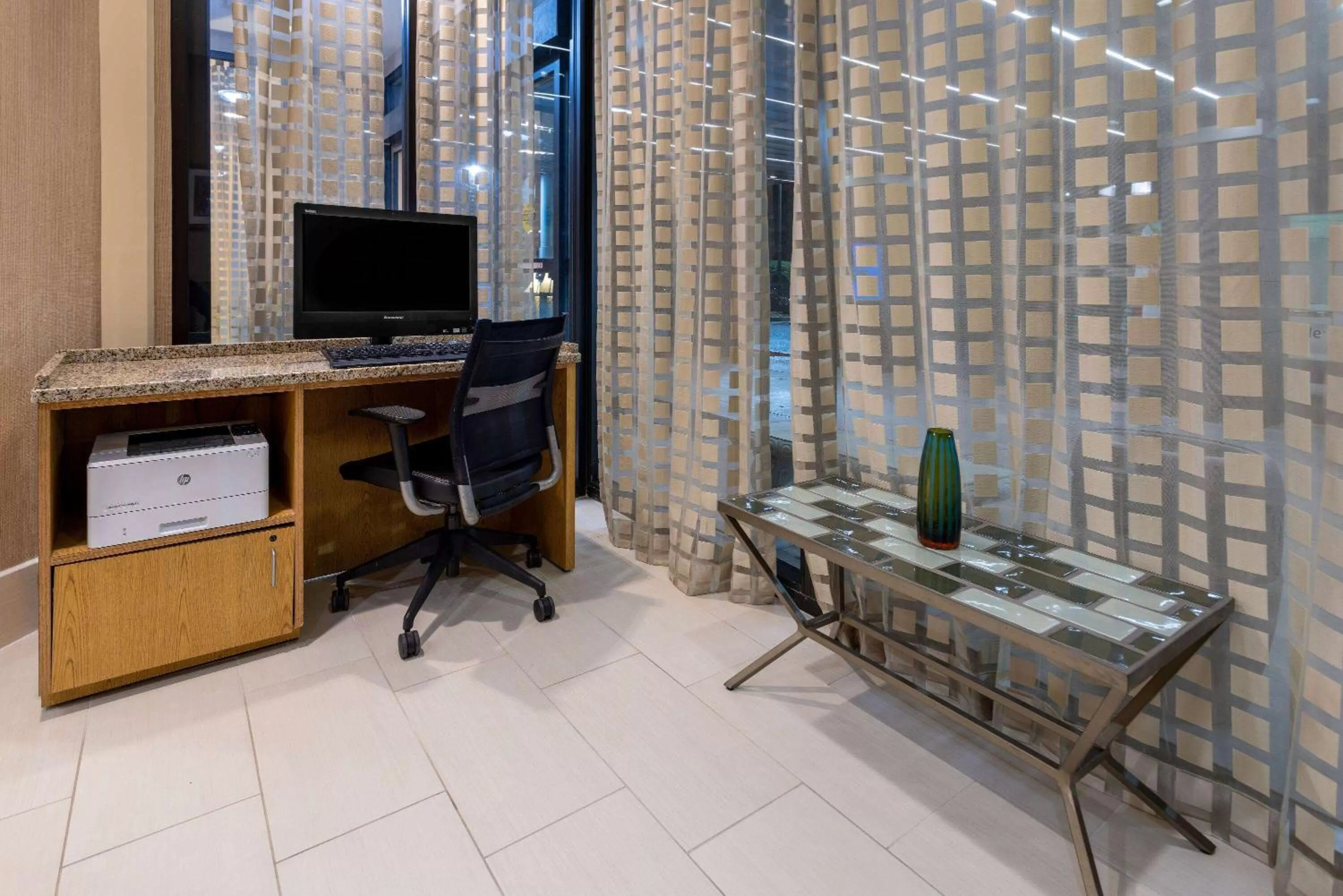 Business facilities in La Quinta Inn & Suites by Wyndham Kingsport TriCities