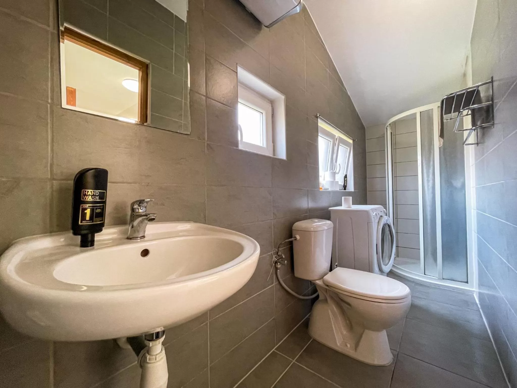 Shower in Hotel Aldo