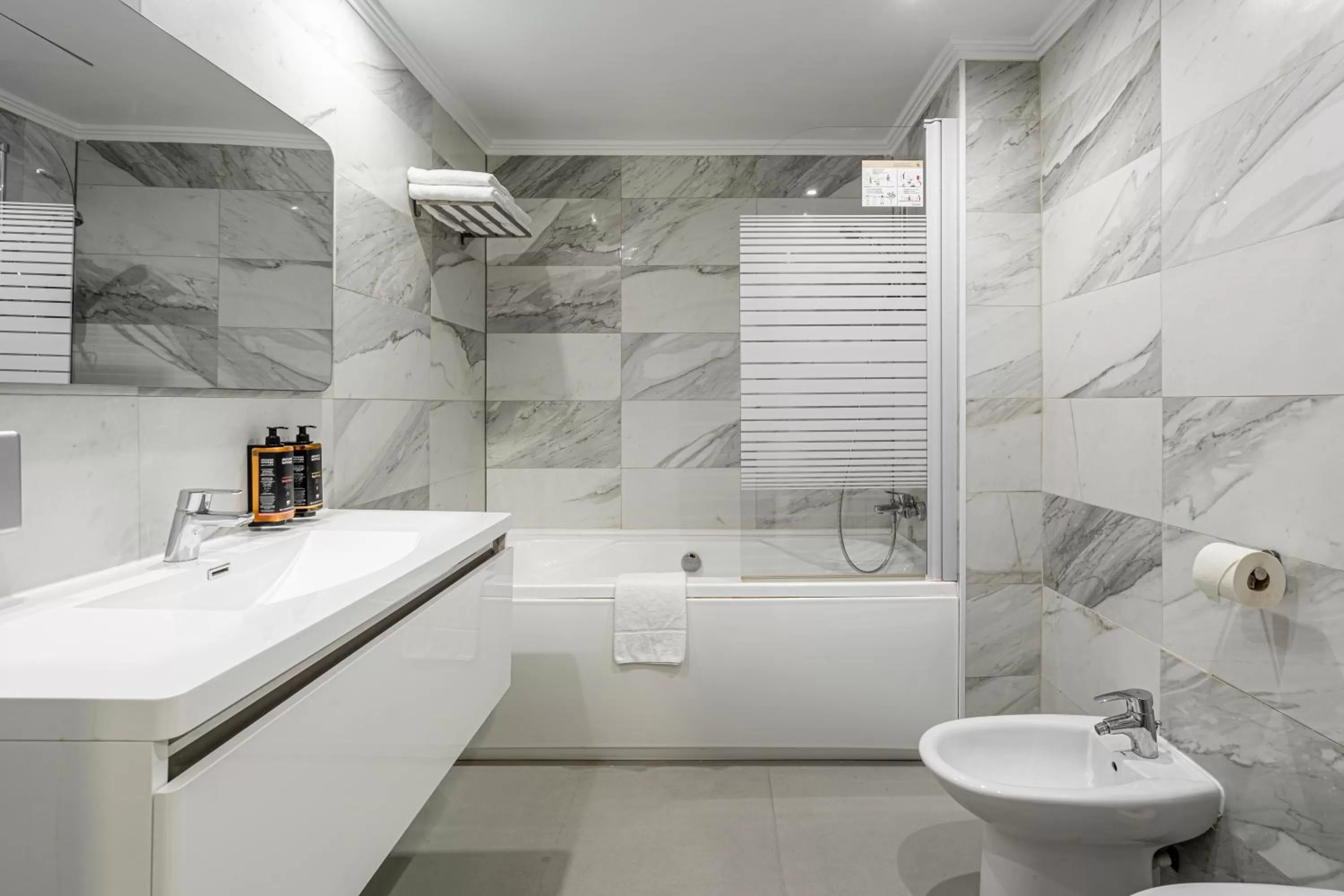 Bathroom in Mercure Bucharest Unirii