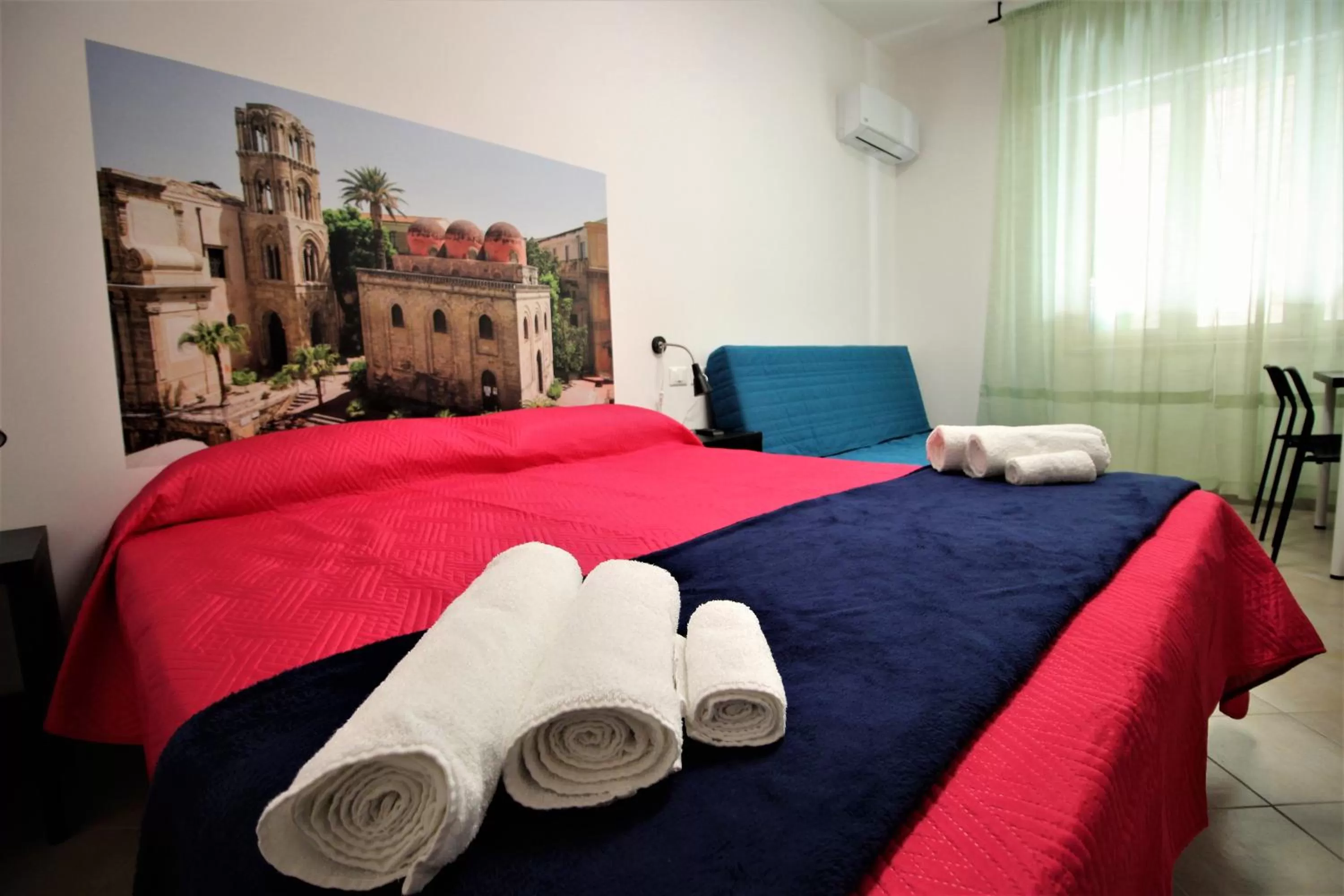 Photo of the whole room, Bed in B&B Into Palermo Rooms vicino al teatro Massimo