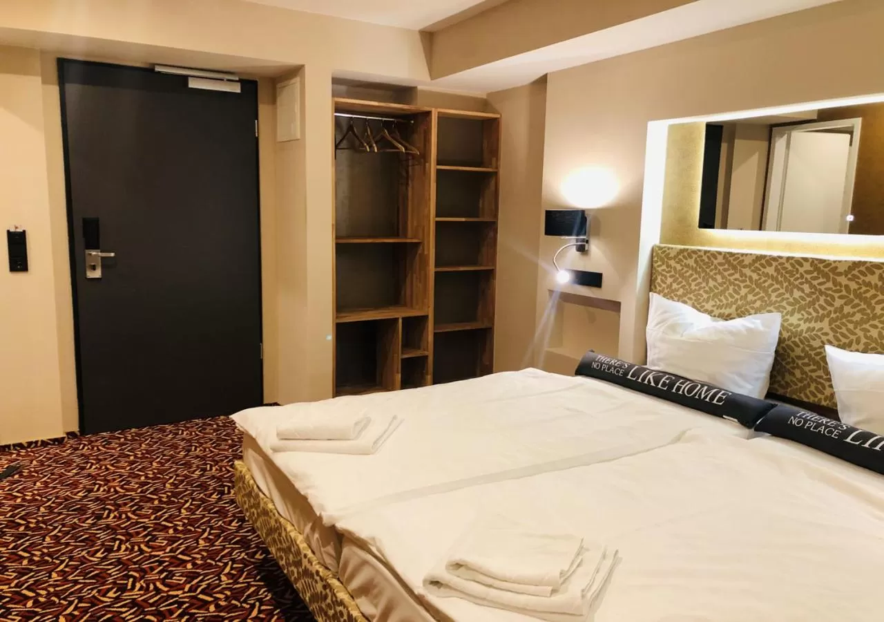 Photo of the whole room, Bed in Elbgalerie Hotel