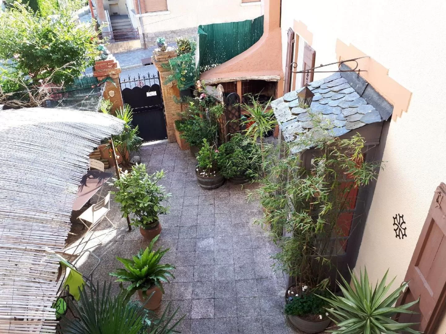 Inner courtyard view in Chambres d'hôtes Belle Occitane
