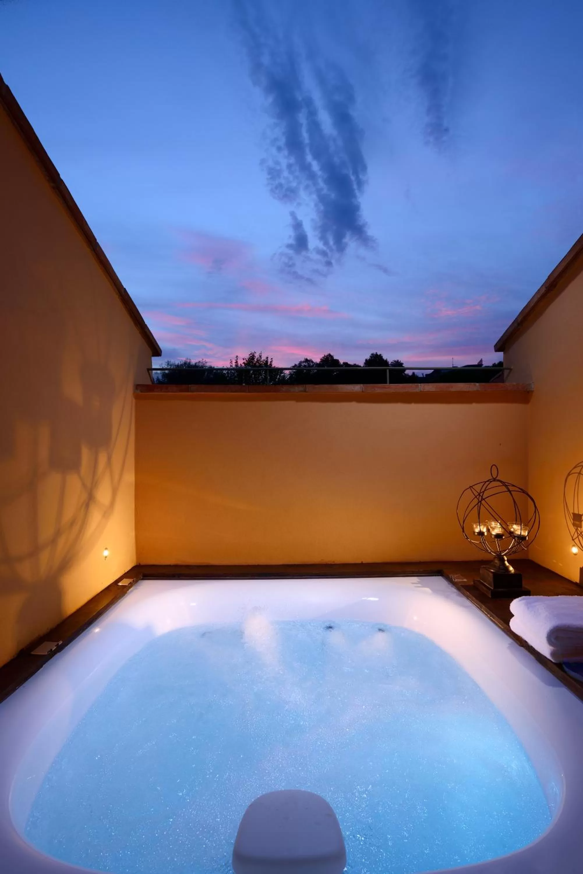 Hot Spring Bath in Ville Sull'Arno