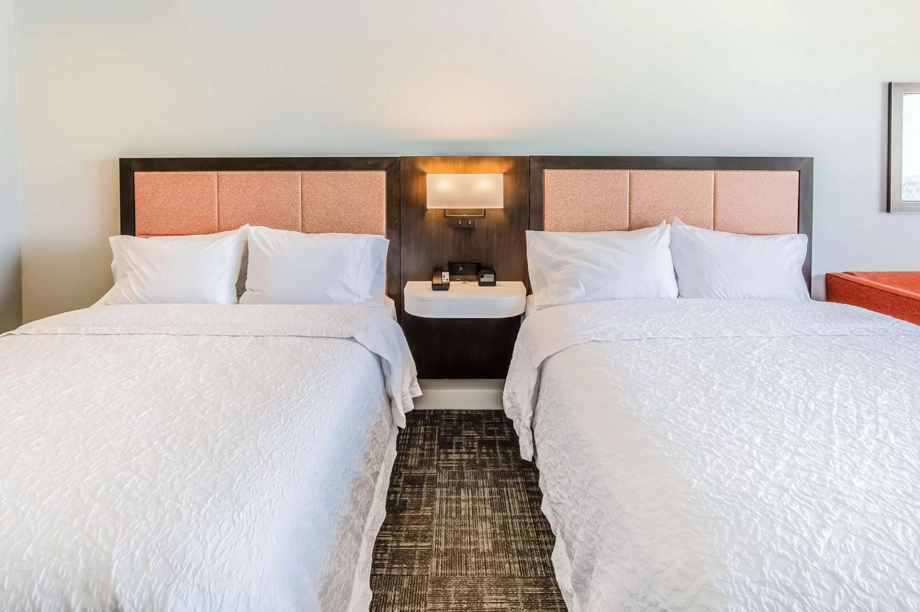 Living room, Bed in Hampton Inn Pensacola Beach