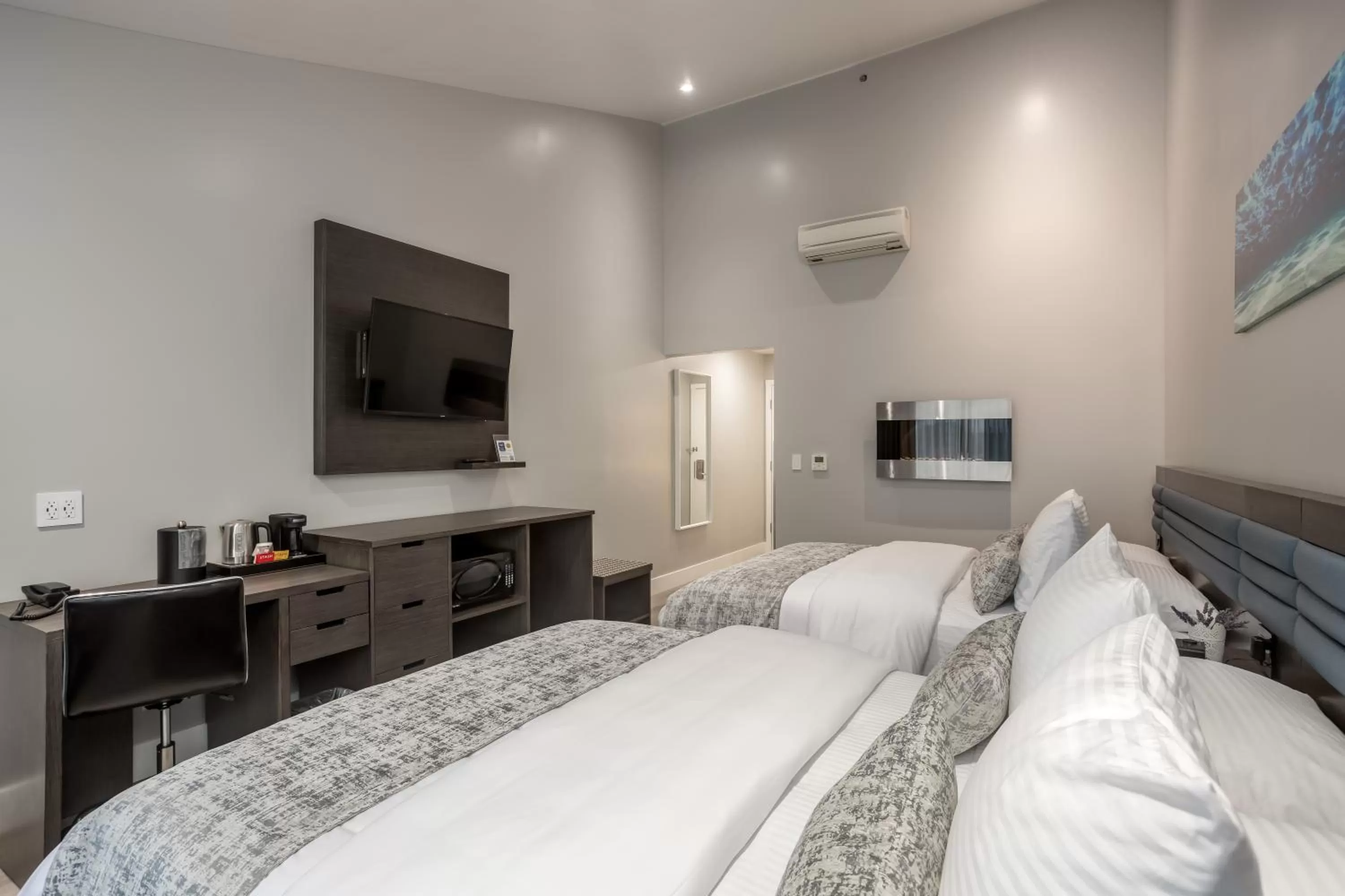 Bed in Harbor View Inn