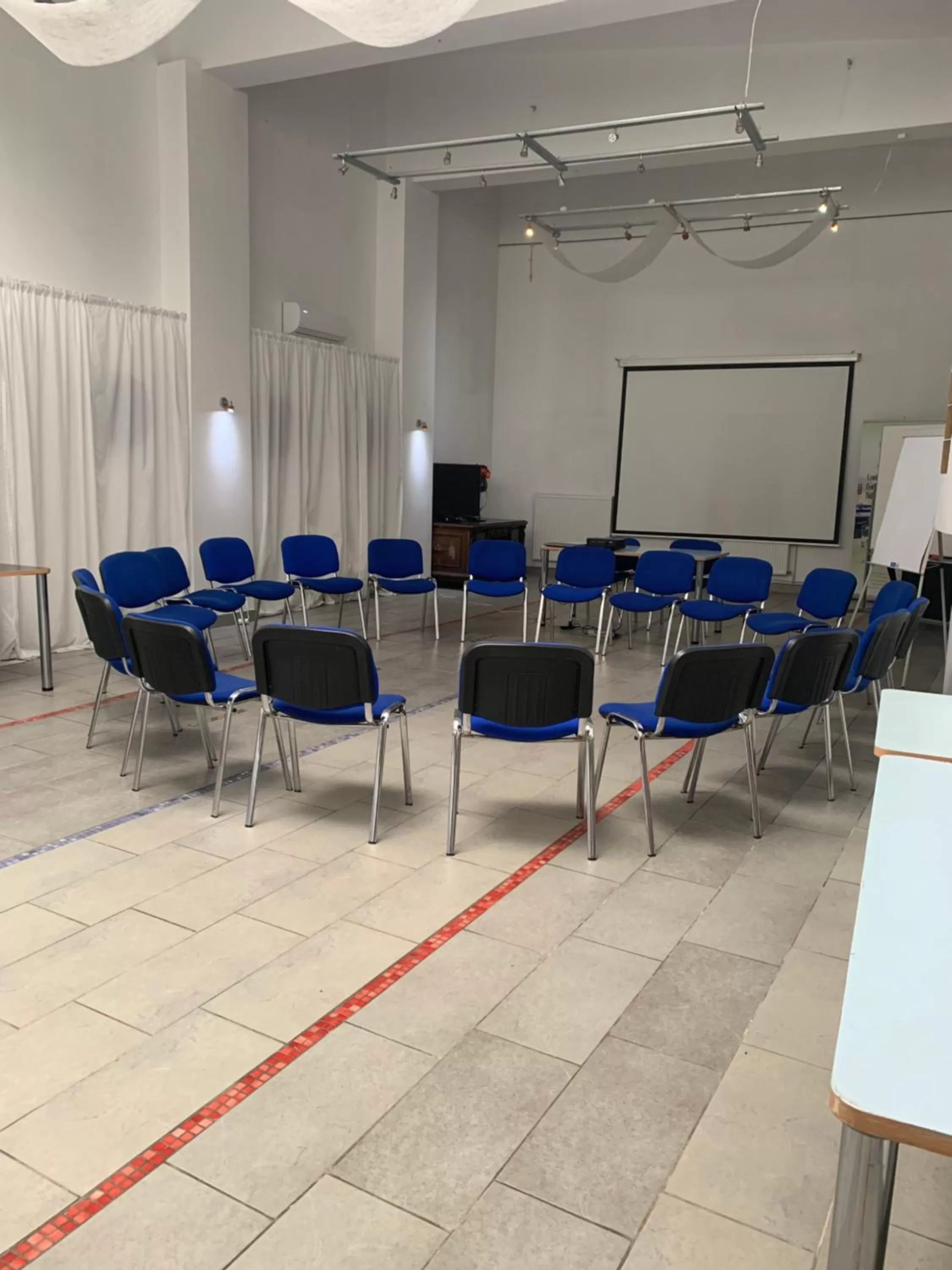 Coffee/tea facilities in NB Hotel with Free Parking