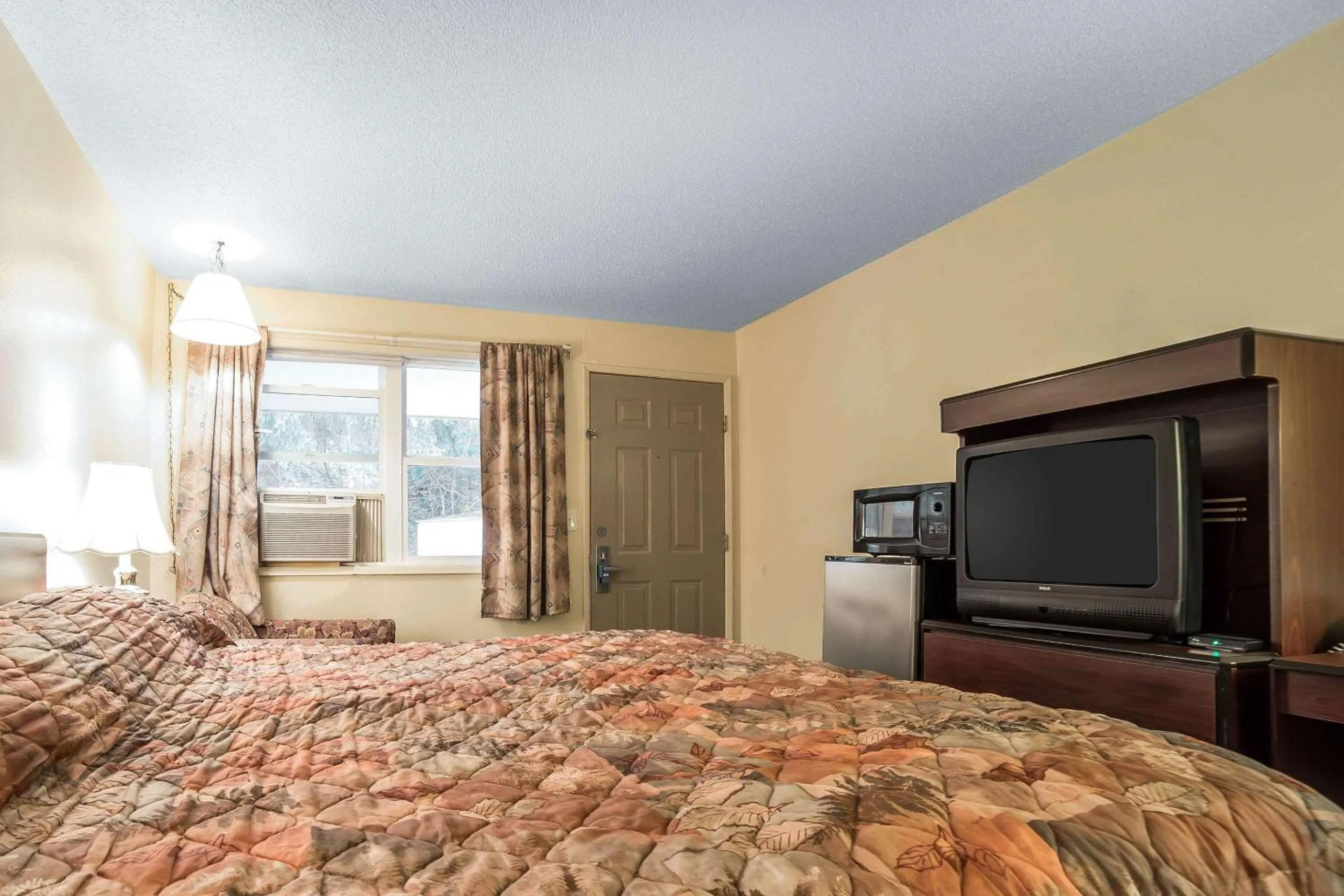 Bedroom, Bed in Rodeway Inn