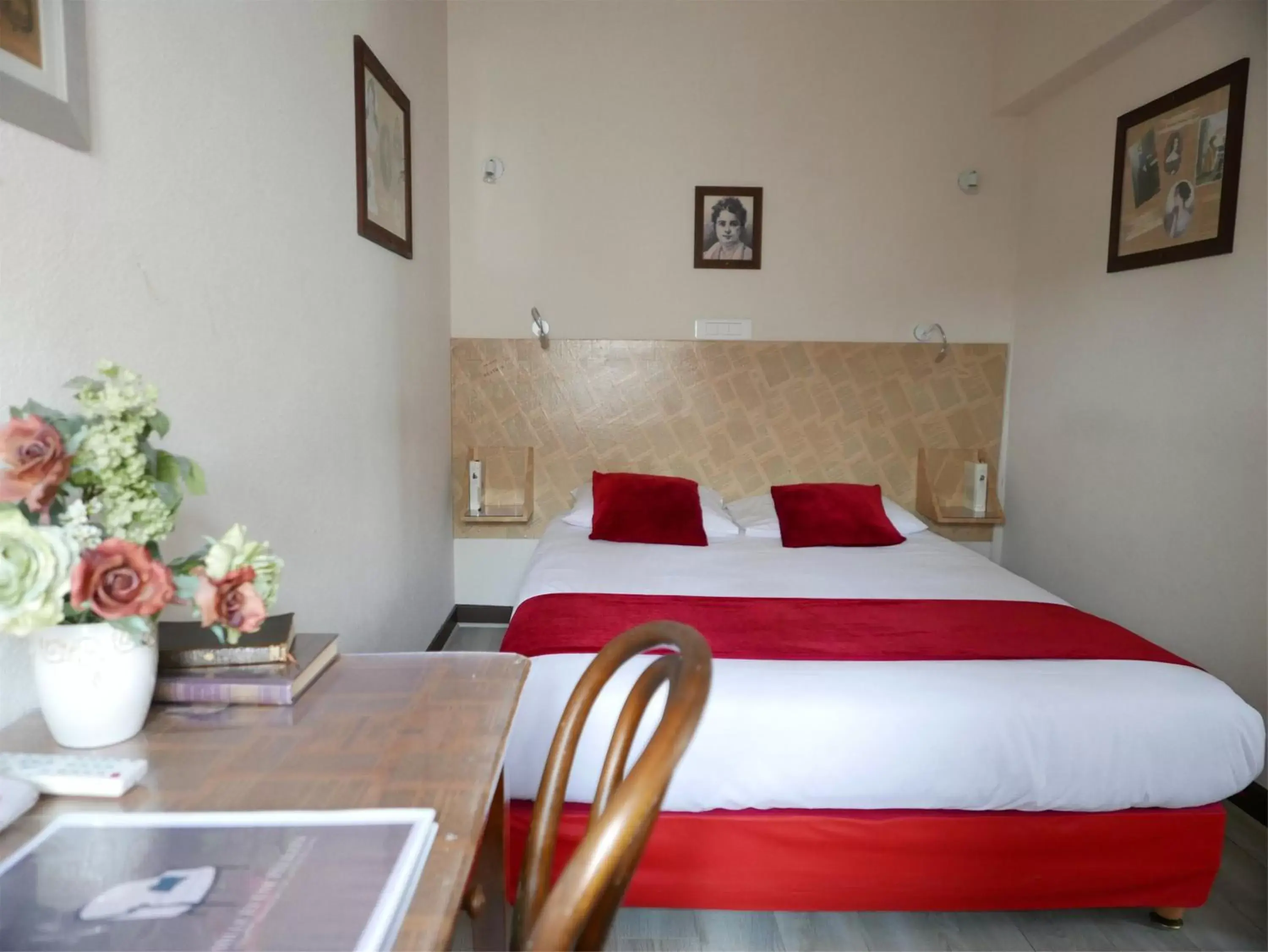 Triple Room - Honore De Balzac in Hôtel Mille et une Feuilles Triple Room - Honore De Balzac in Hôtel Mille et une Feuilles