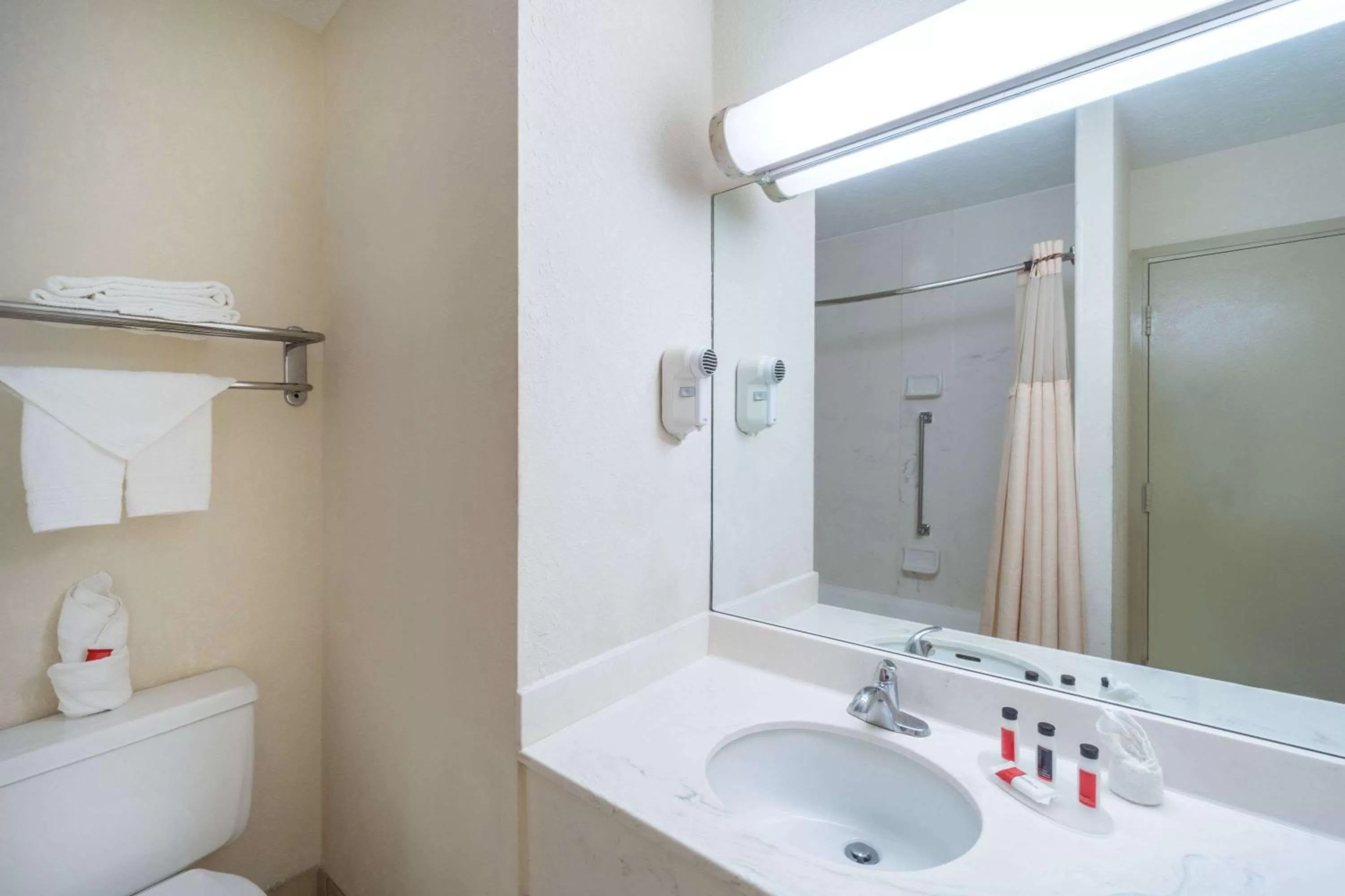 Bathroom in Days Inn by Wyndham Columbus Airport