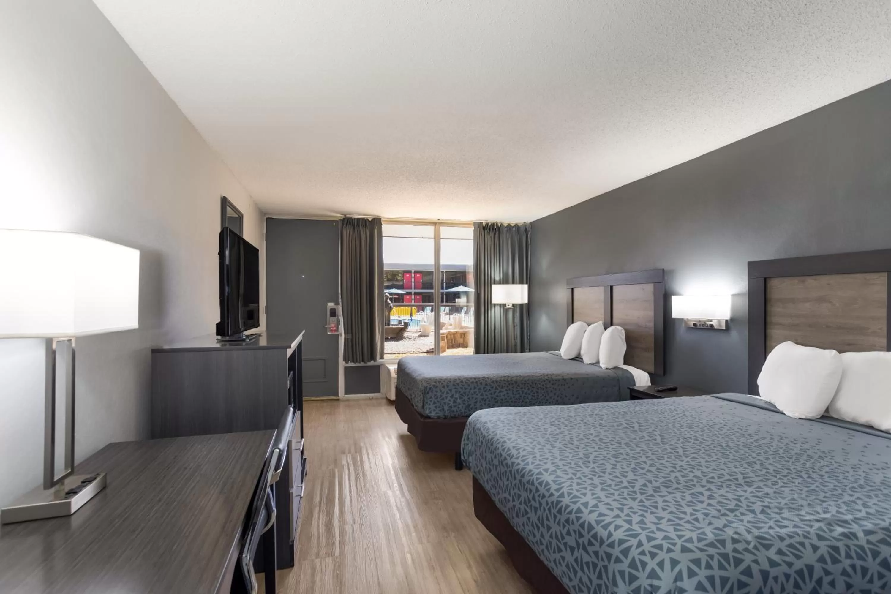 Bed in Econo Lodge Cave City