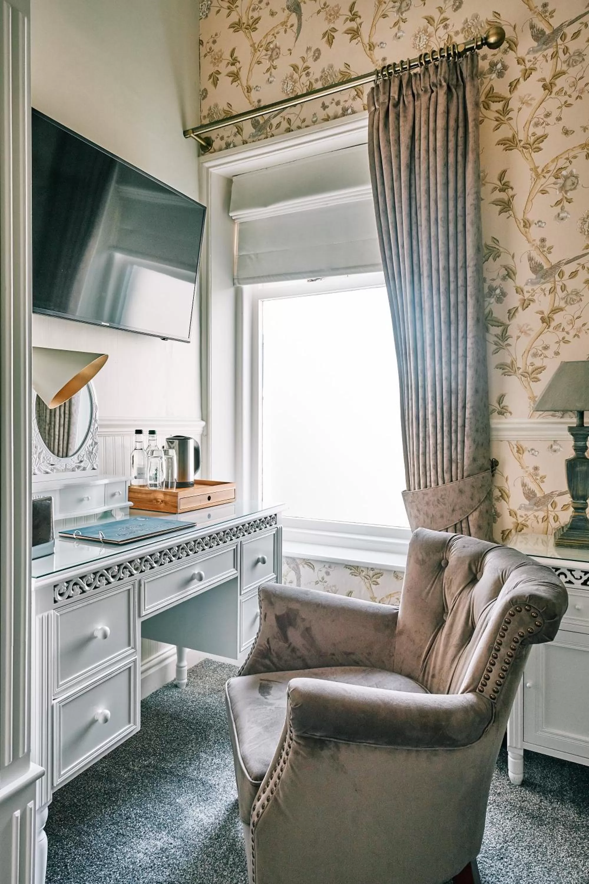 TV and multimedia in The Queens Hotel